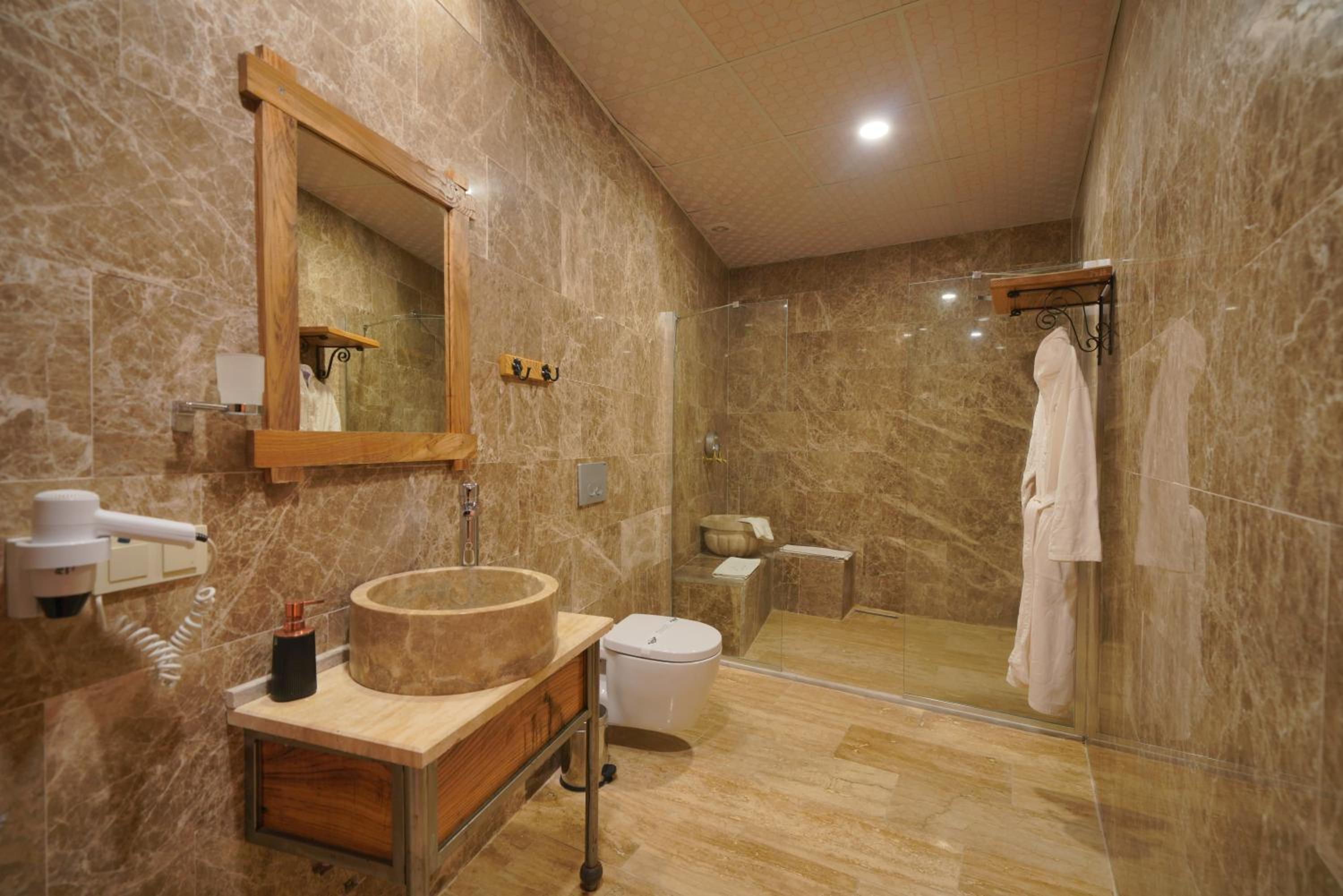 Executive Suite - Photo 9