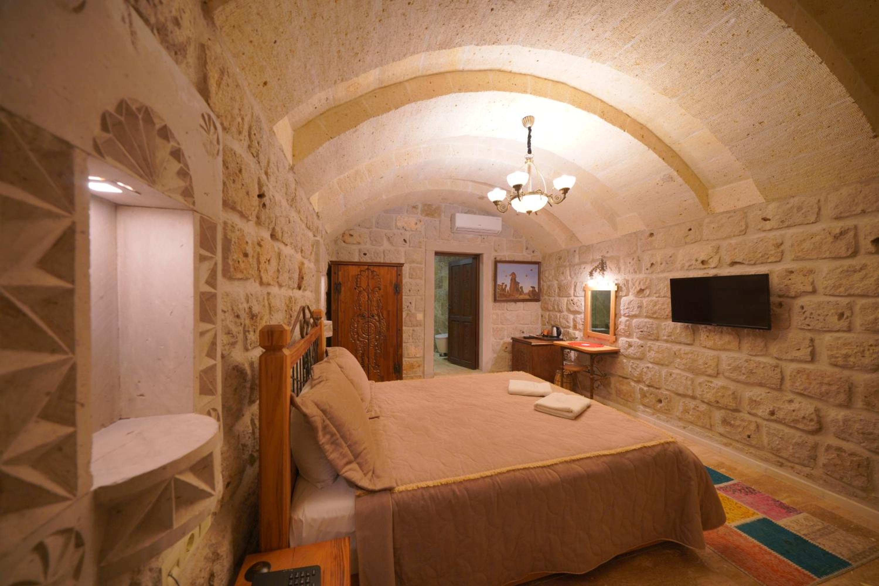 Superior Arch Room - Photo 2