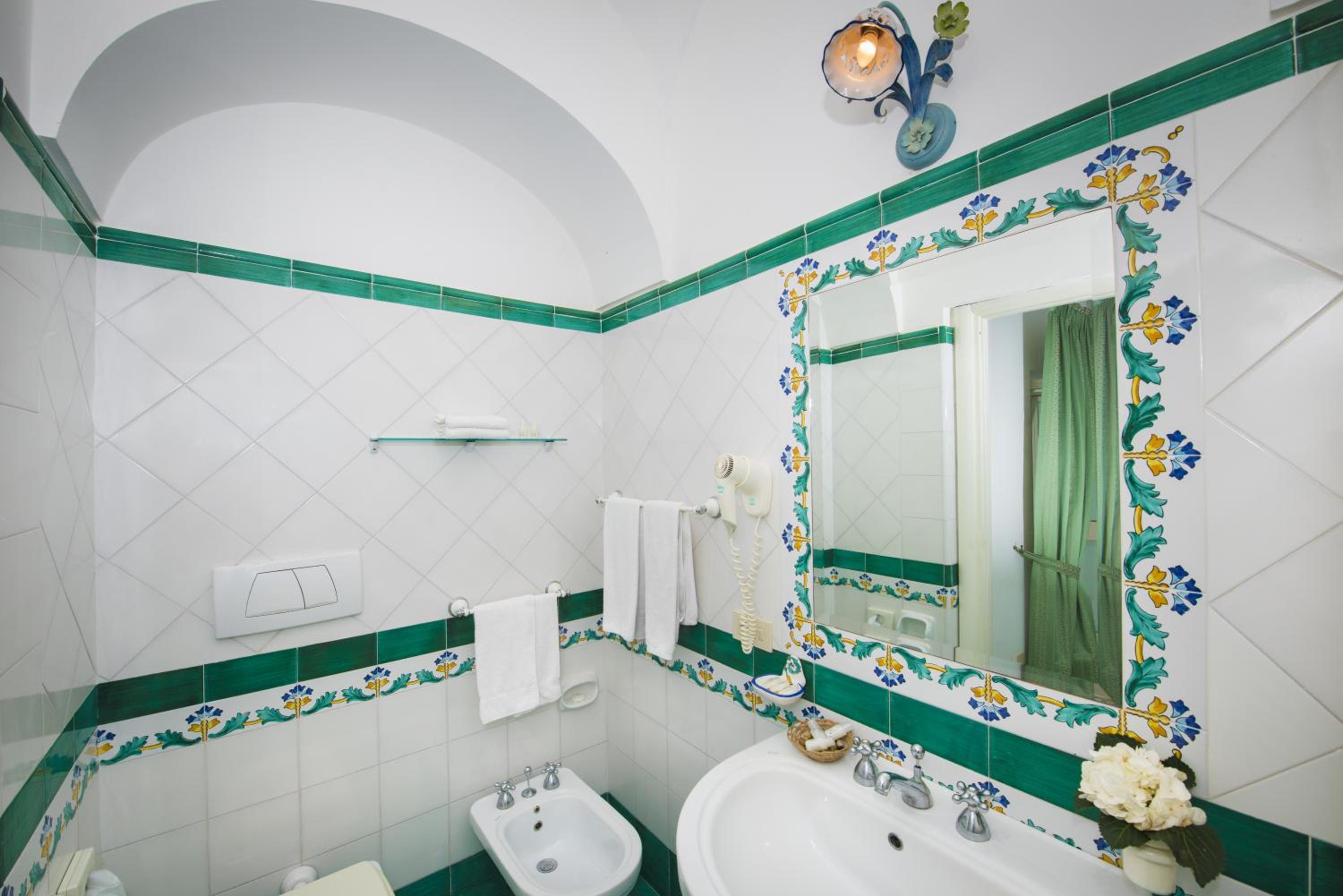 Deluxe Double Room with Side Sea View - Photo 5