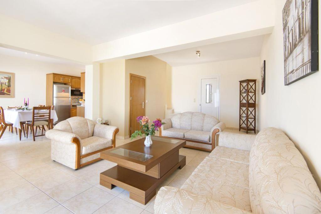 Three-Bedroom House photo 3