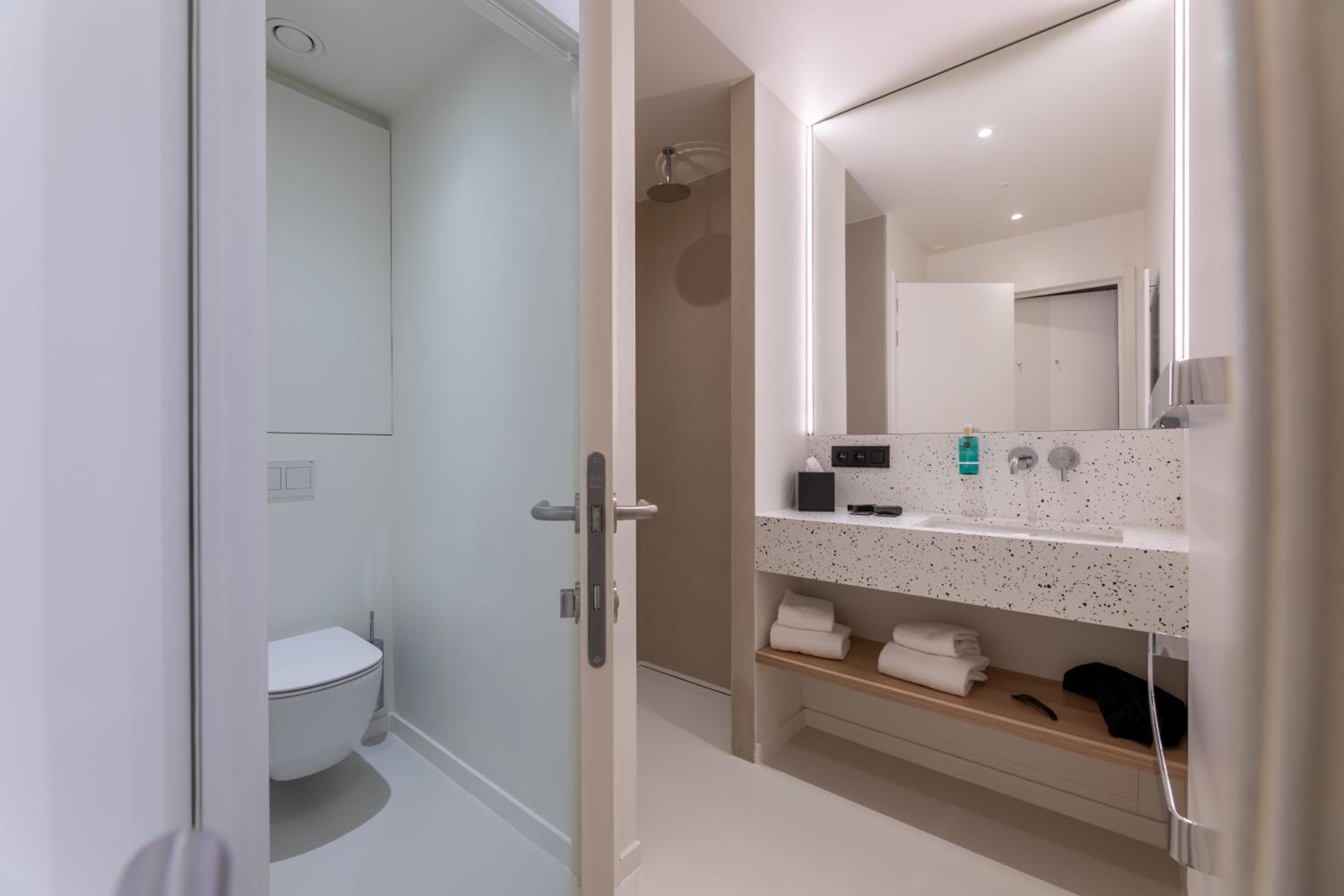 Deluxe Double or Twin Room - Photo 6