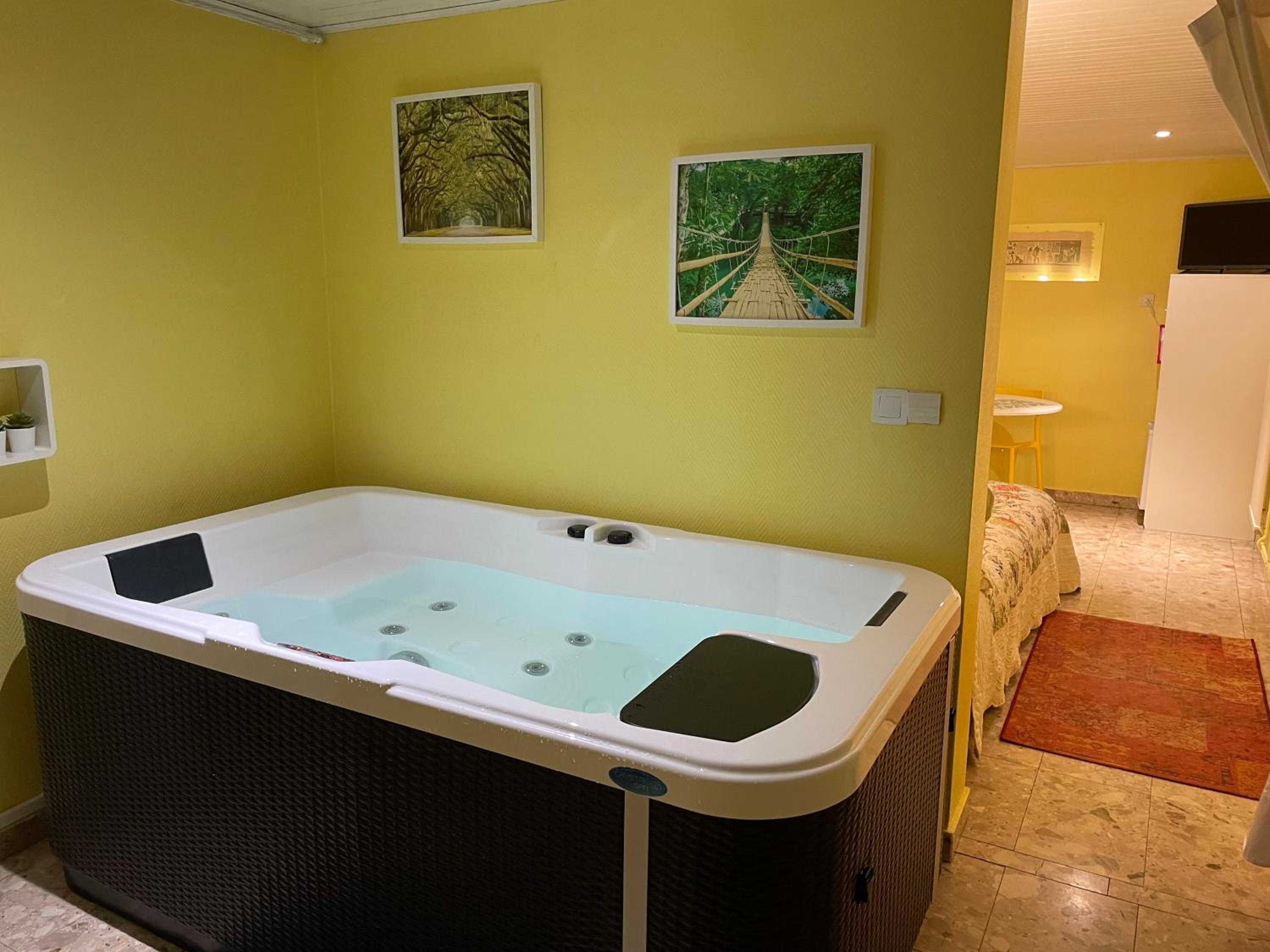 Double Room with Spa Bath photo 2