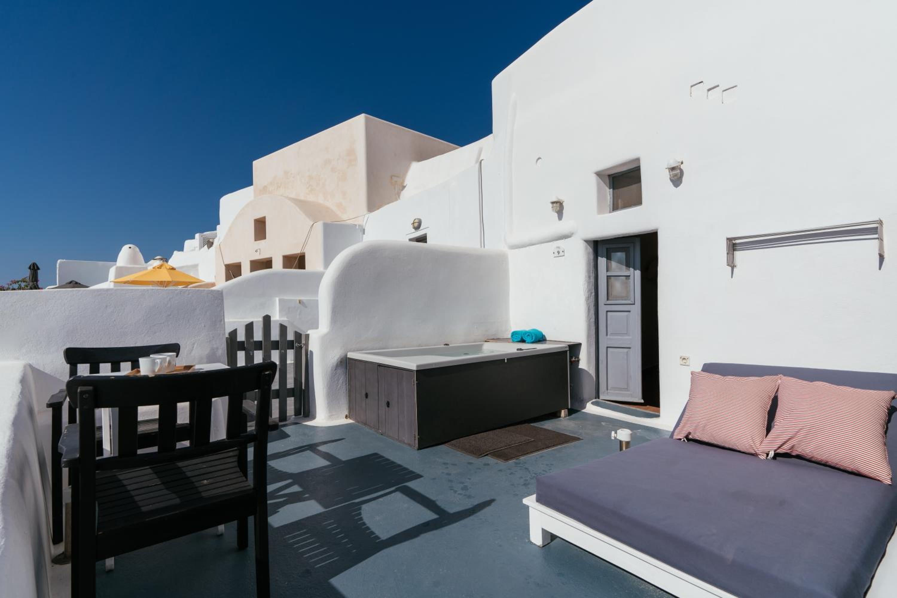 Traditional Cave Apartment with Caldera View photo 3