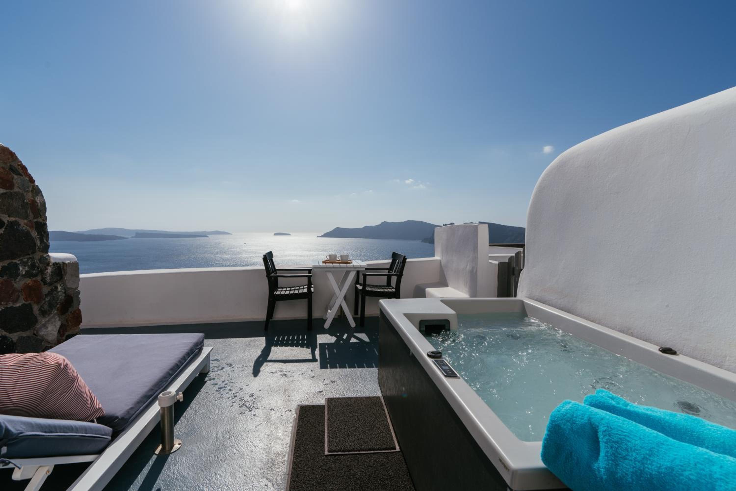 Traditional Cave Apartment with Caldera View photo 2