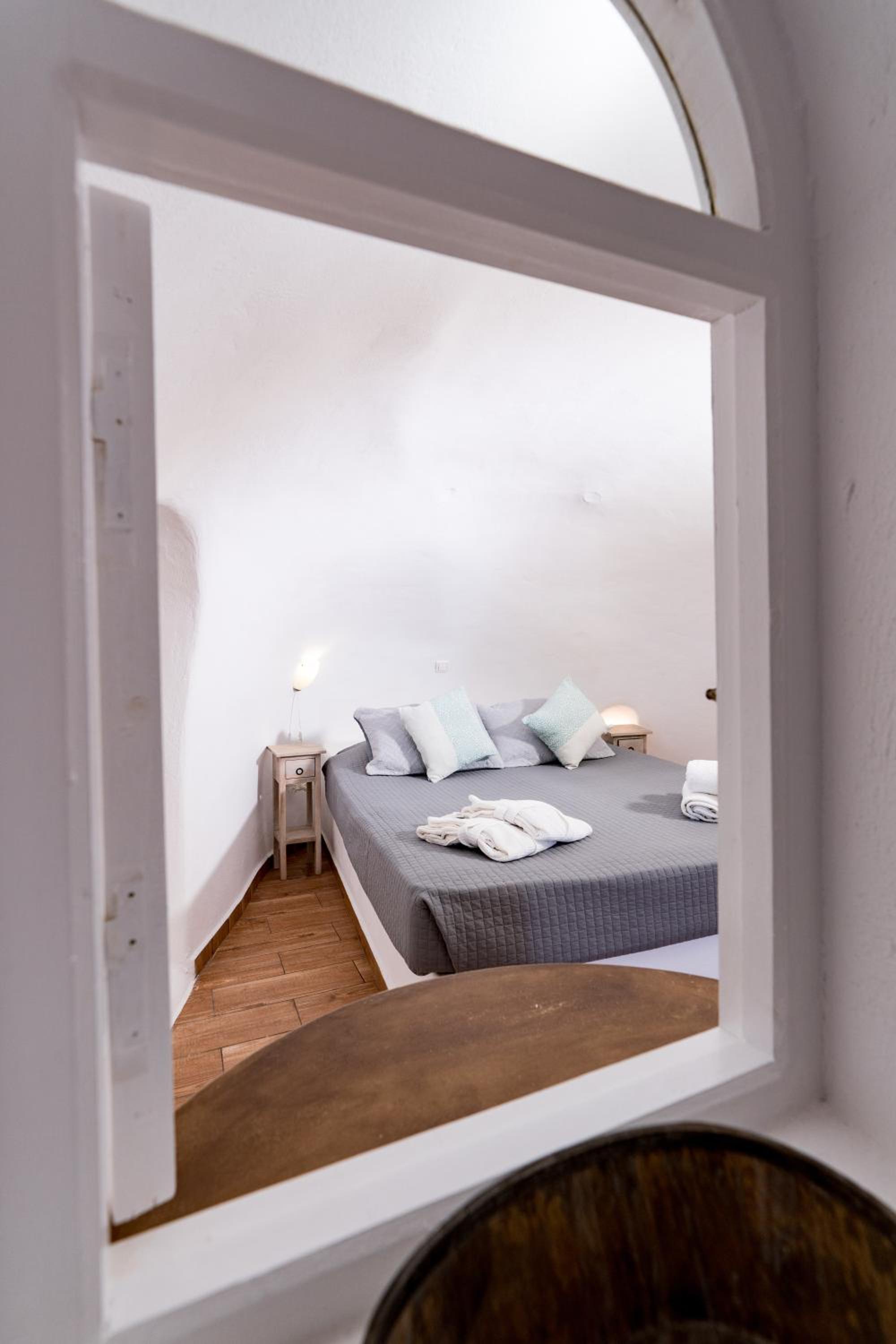 Traditional Cave Apartment with Caldera View