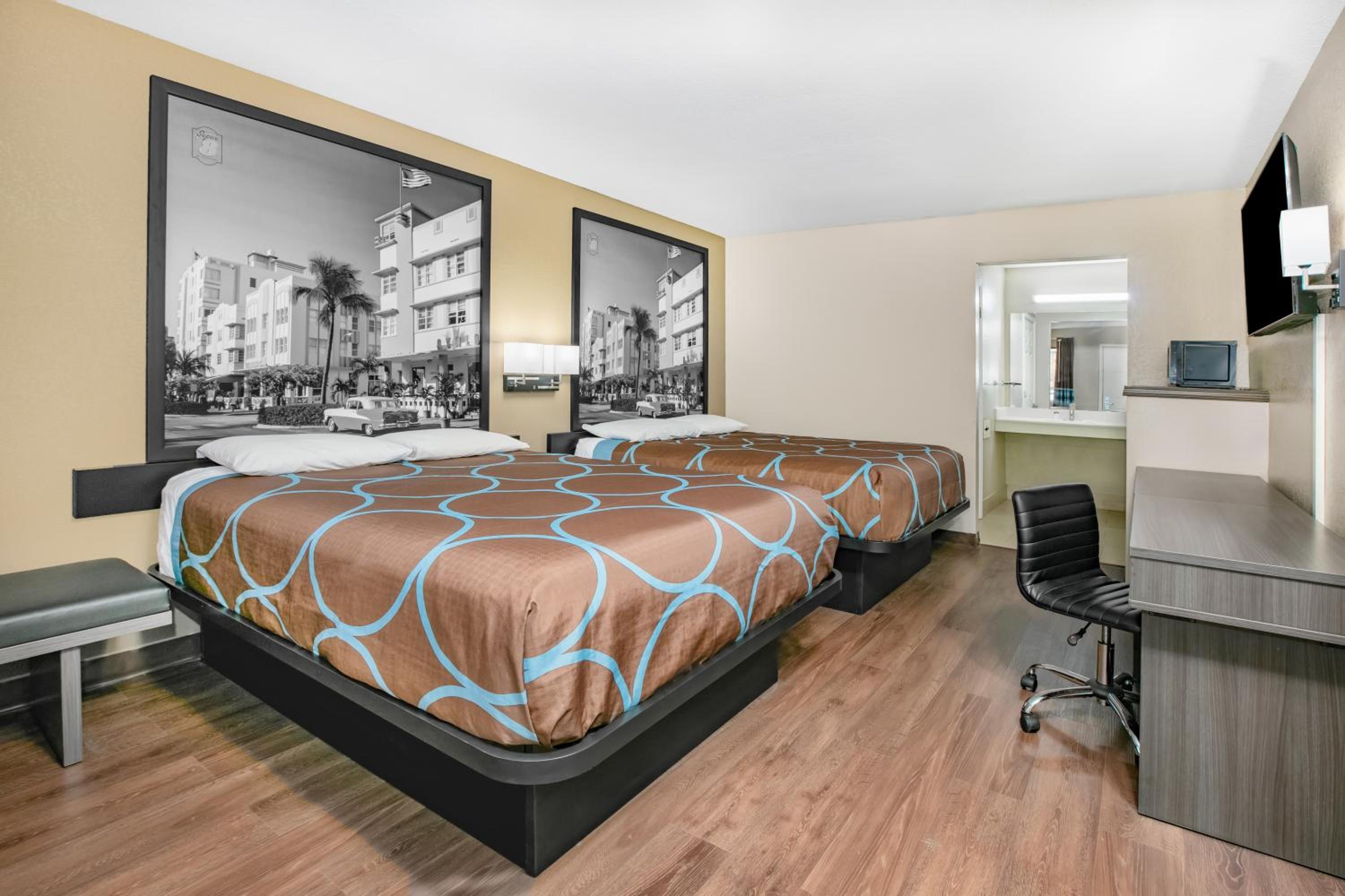 Queen Room with Two Queen Beds, Mobility/Hearing Access and Bathtub with Grab Bars, Non-Smoking - Photo 4