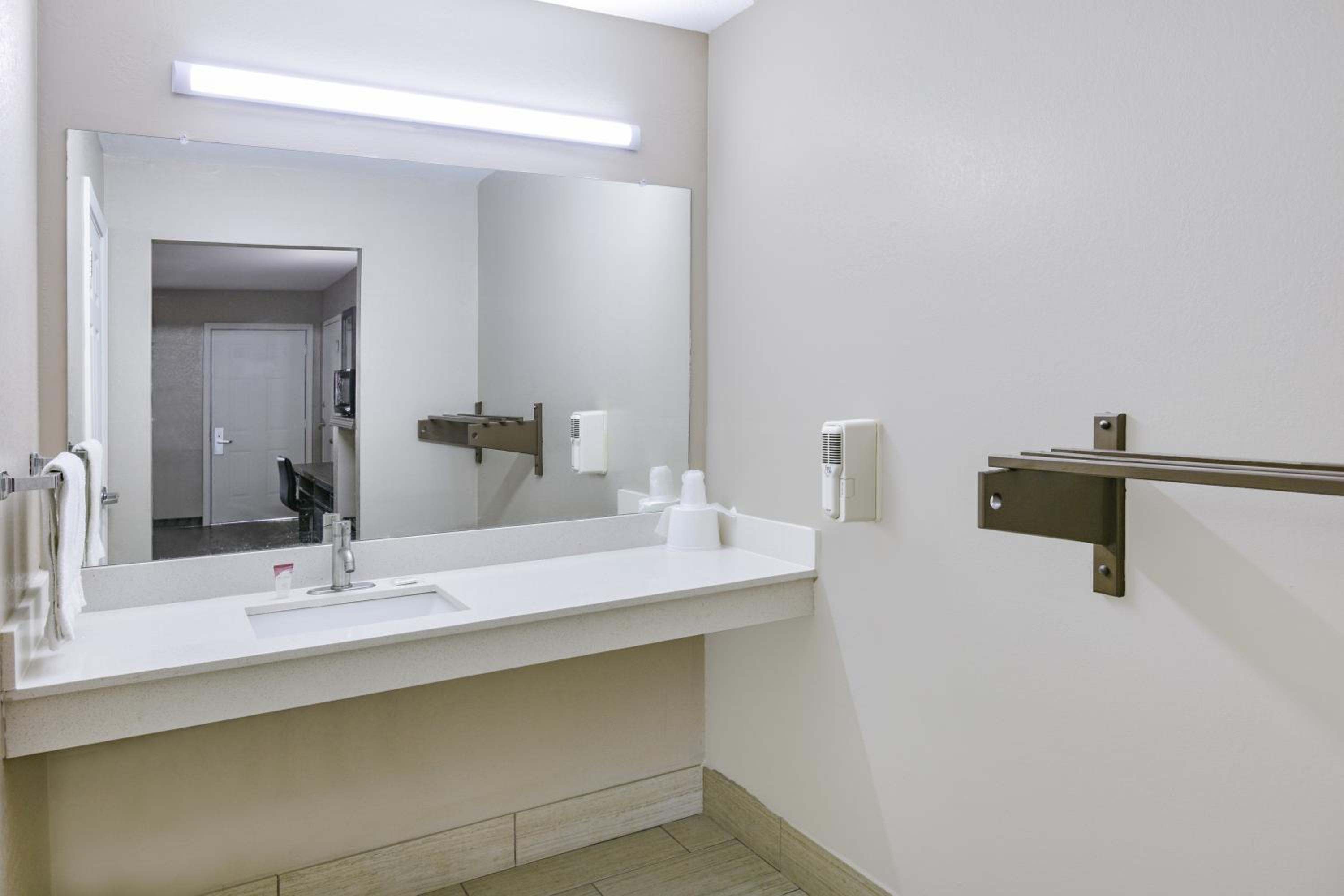 King Room with Mobility/Hearing Access and Bathtub with Grab Bars, Non-Smoking - Photo 5