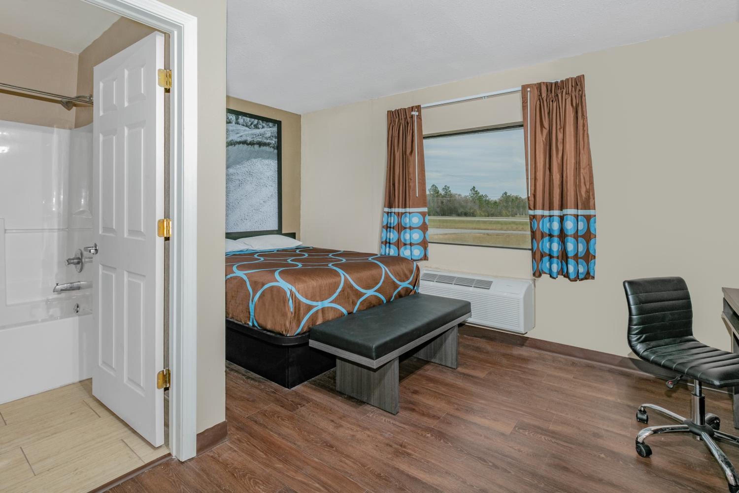 Queen Room - Non-Smoking - Photo 3
