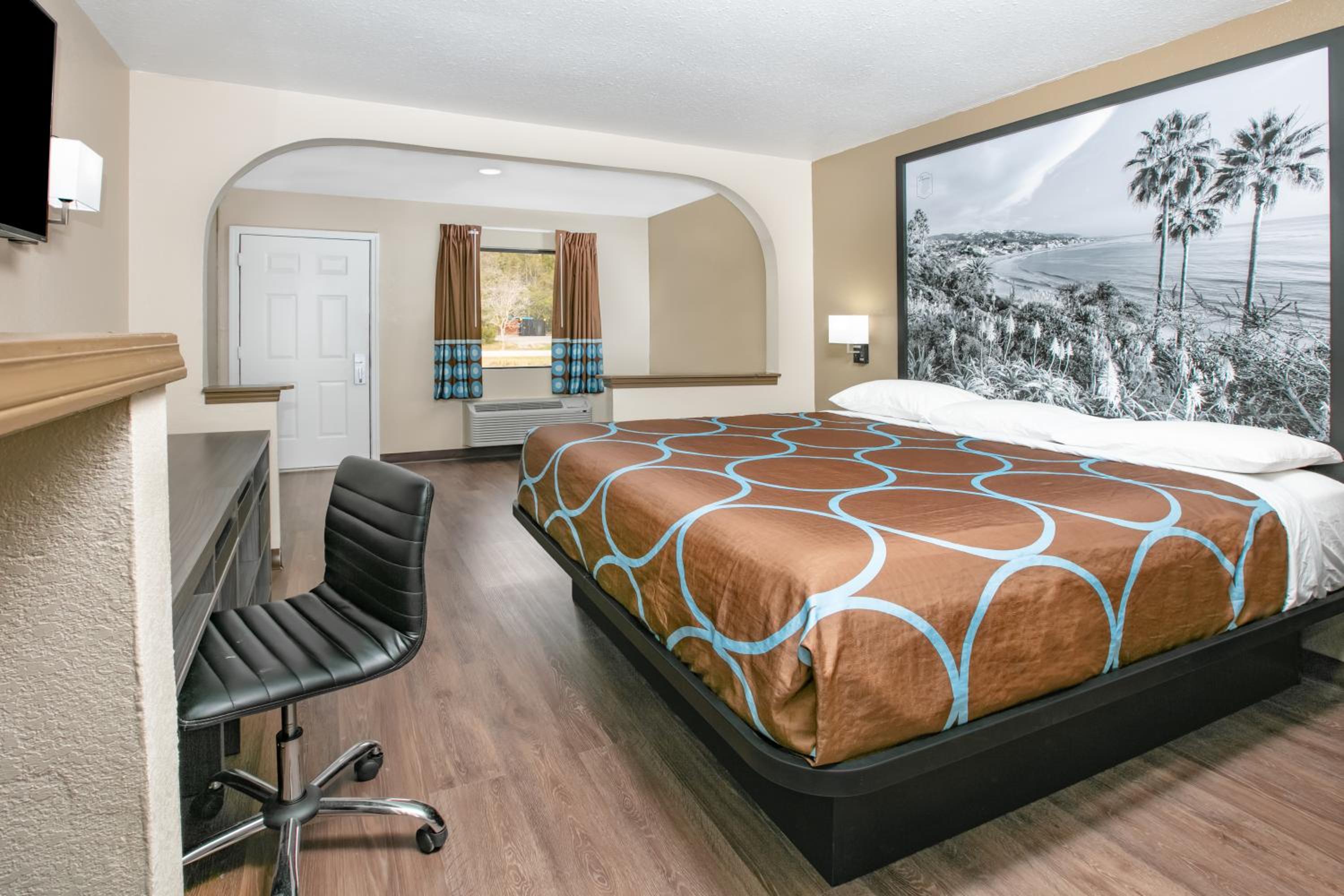 King Room with Mobility/Hearing Access and Bathtub with Grab Bars, Non-Smoking - Photo 3