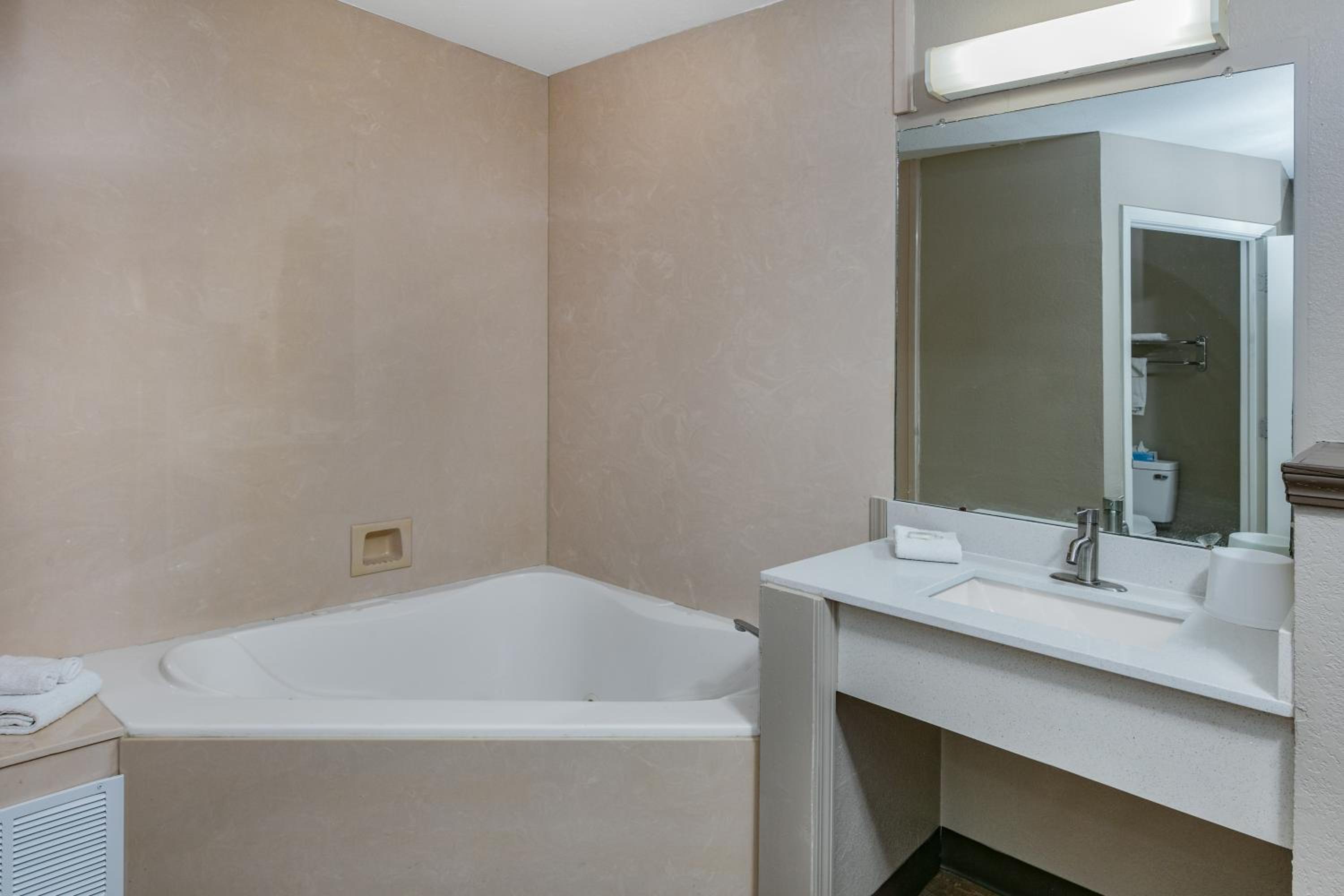 King Suite - Non-Smoking - Photo 3
