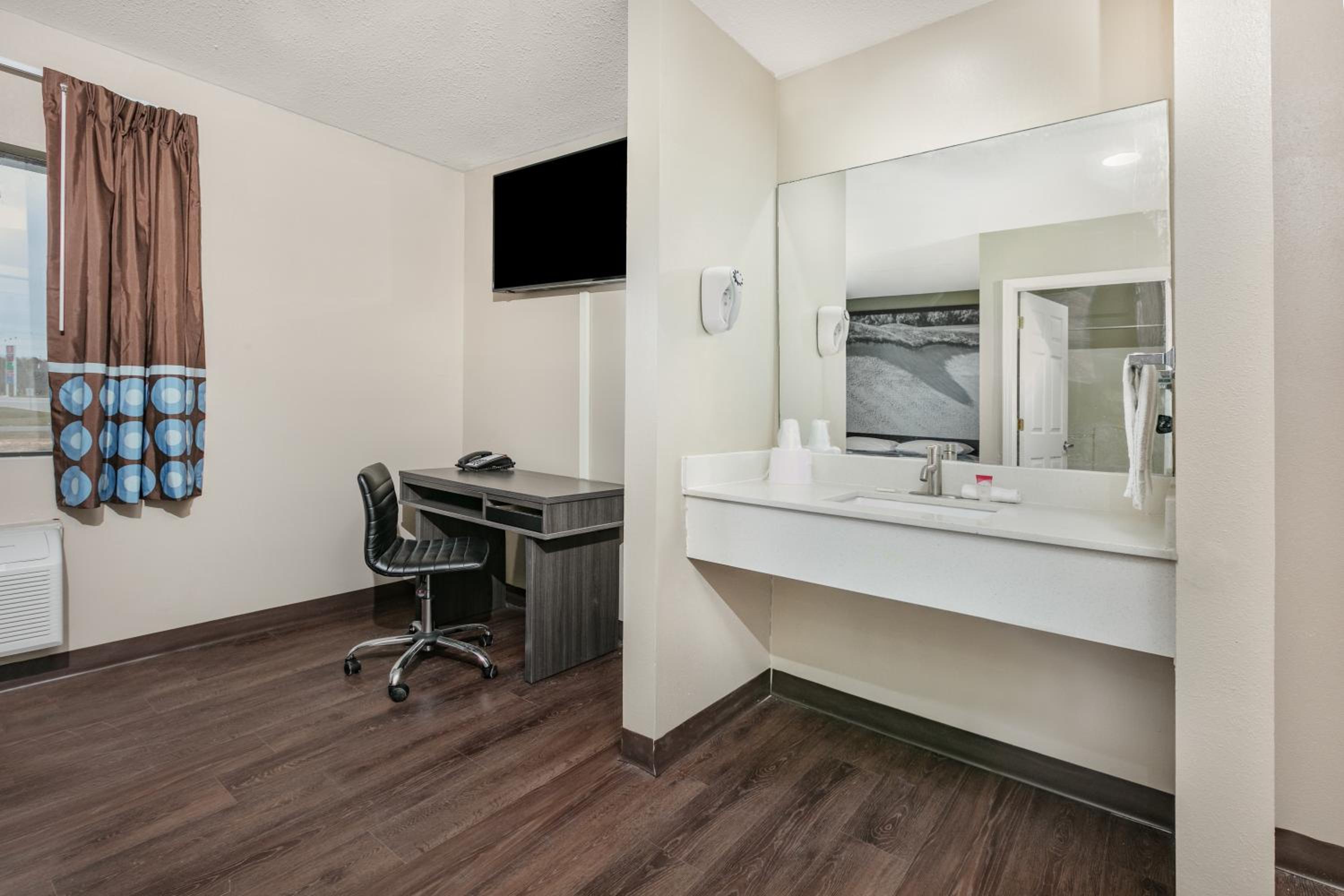 Queen Room - Non-Smoking - Photo 2