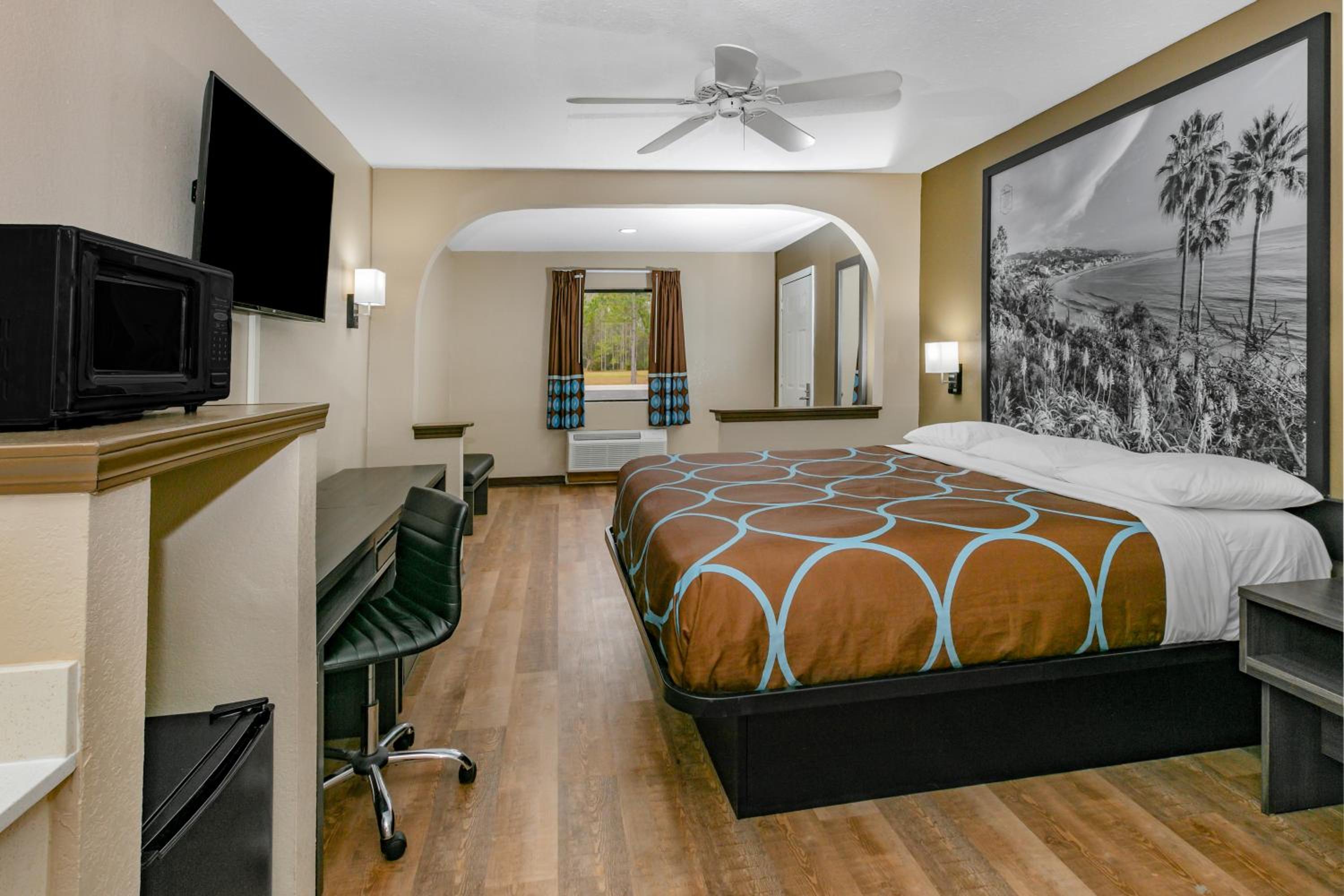 King Suite - Non-Smoking - Photo 2