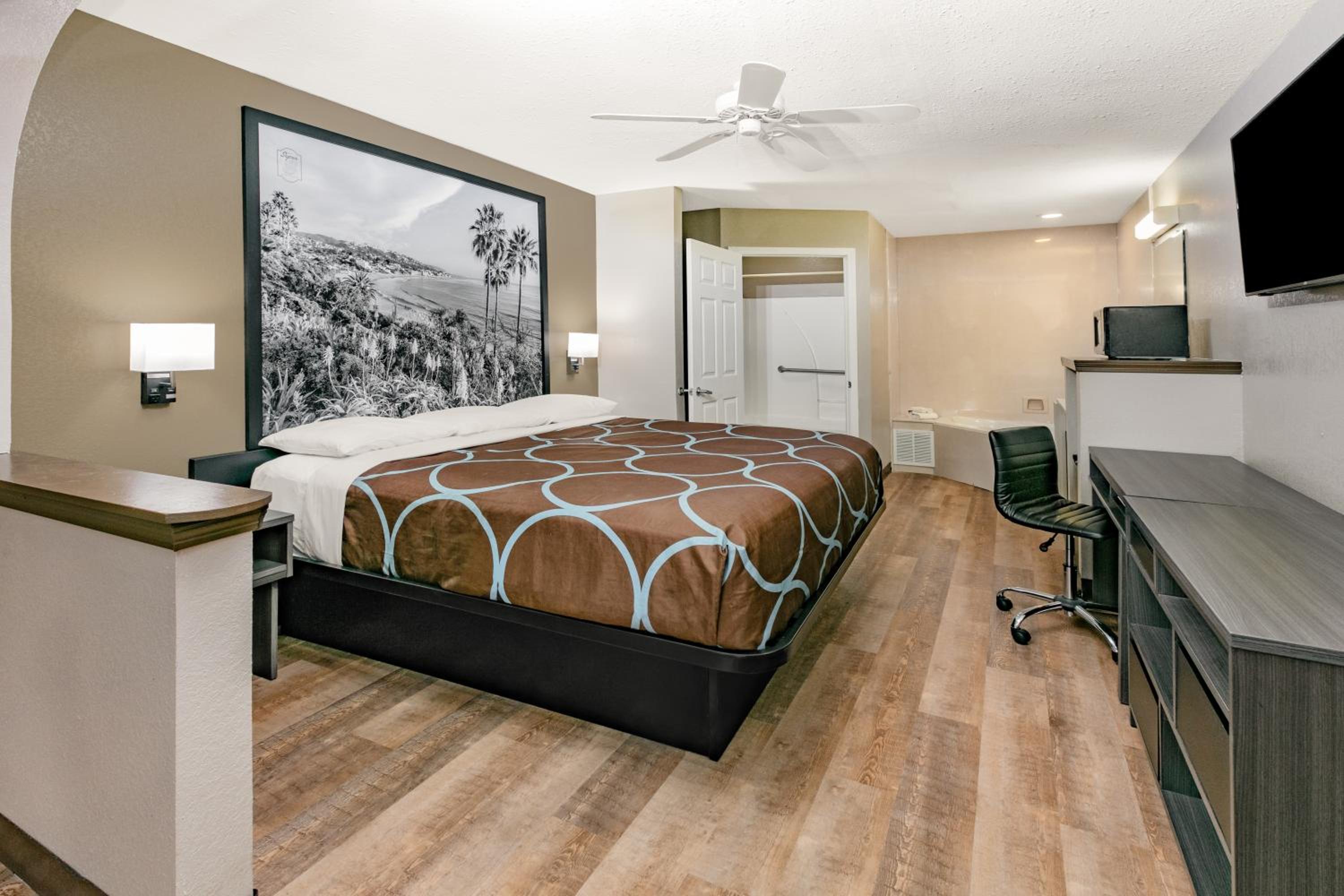 King Suite - Non-Smoking - Photo 1