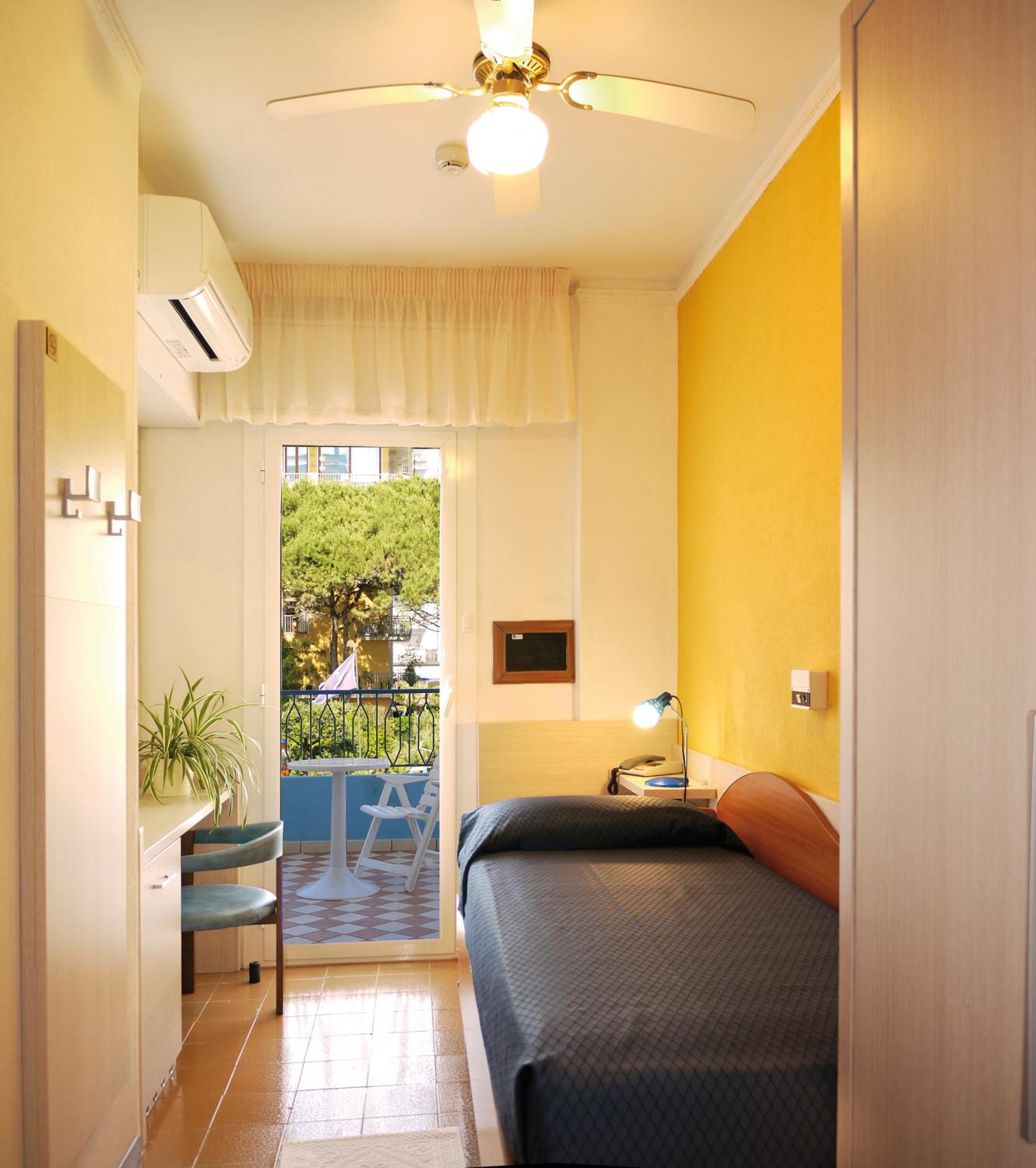 Single Room with Balcony and Partial Sea View photo 1