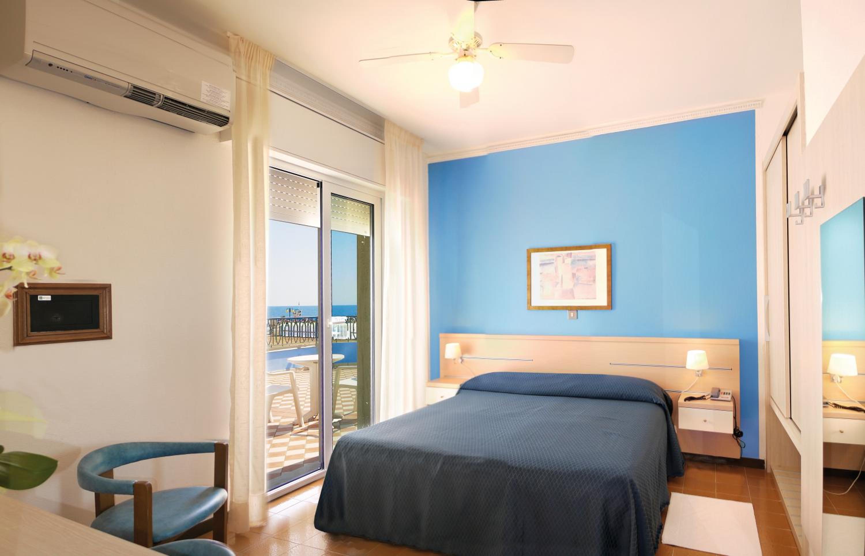 Double Room with Balcony and Partial Sea View - Photo 1
