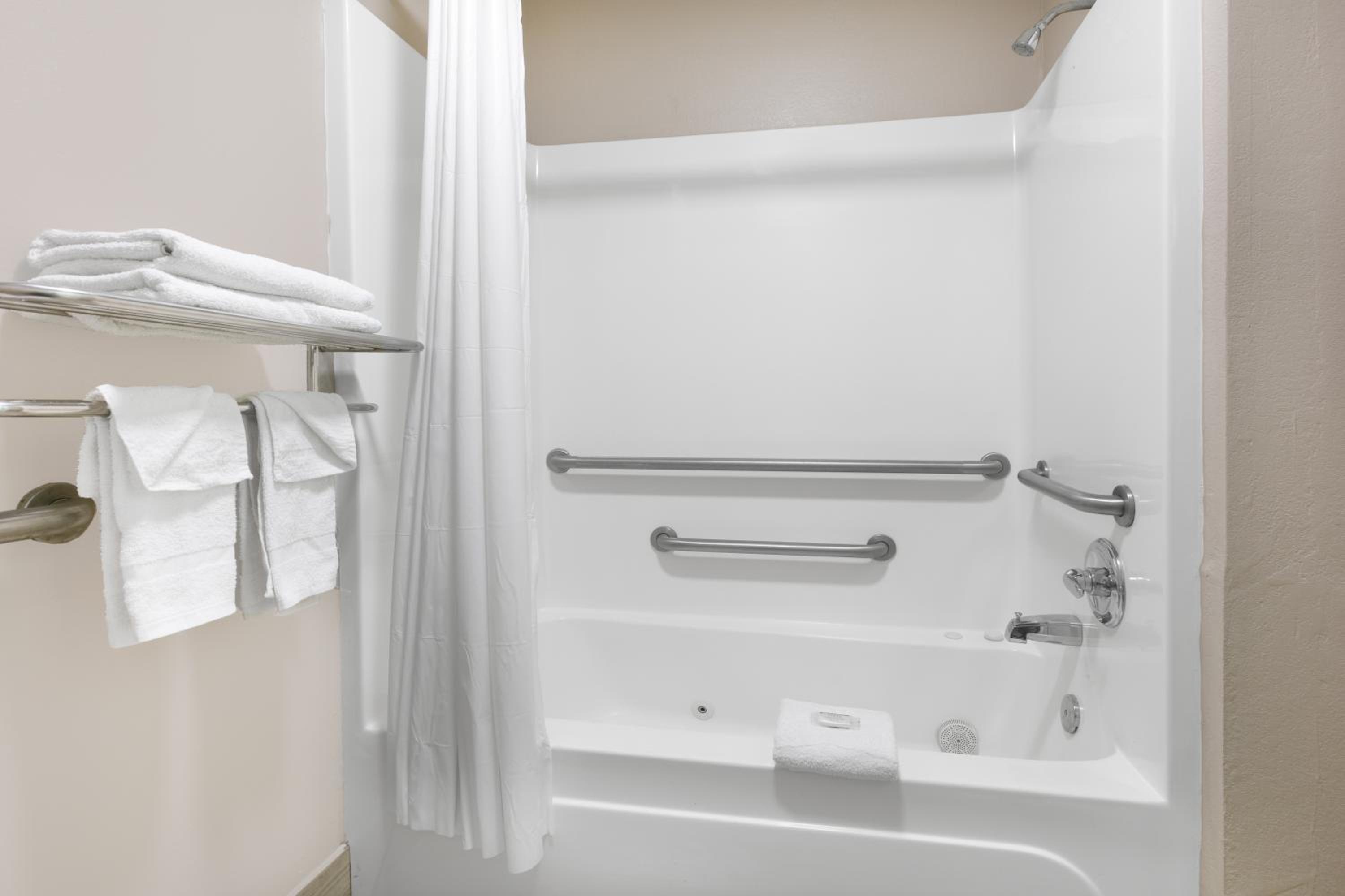 King Room with Mobility/Hearing Access and Bathtub with Grab Bars, Non-Smoking - Photo 2