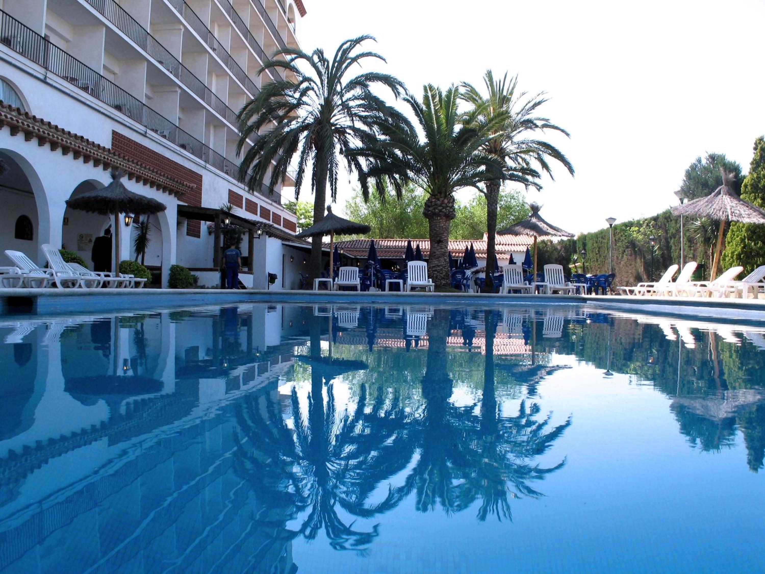 Double Room with Pool View - Photo 7