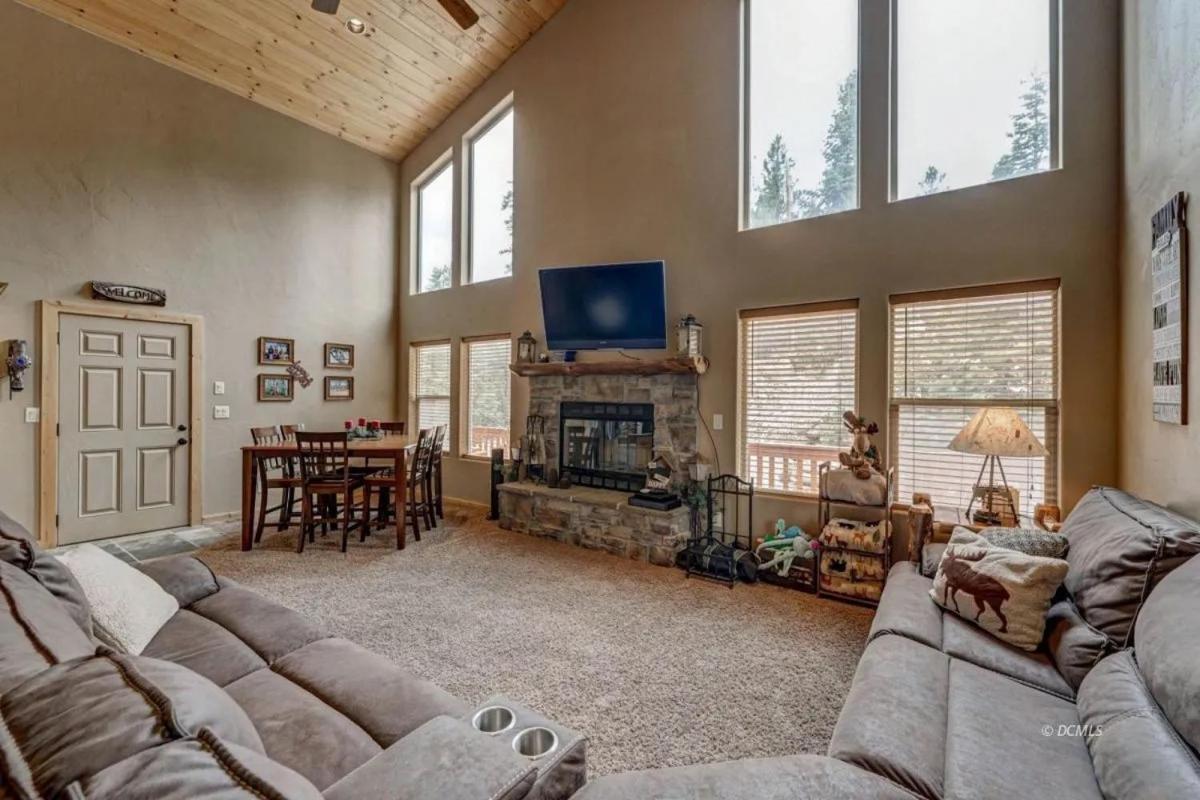 Six-Bedroom House photo 1