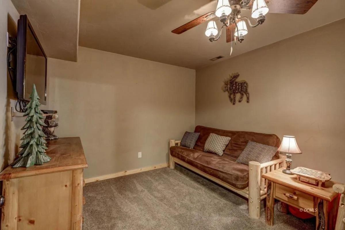Six-Bedroom House photo 3
