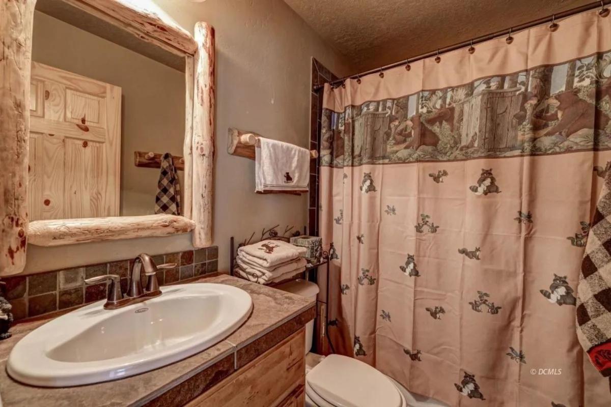 Six-Bedroom House photo 2