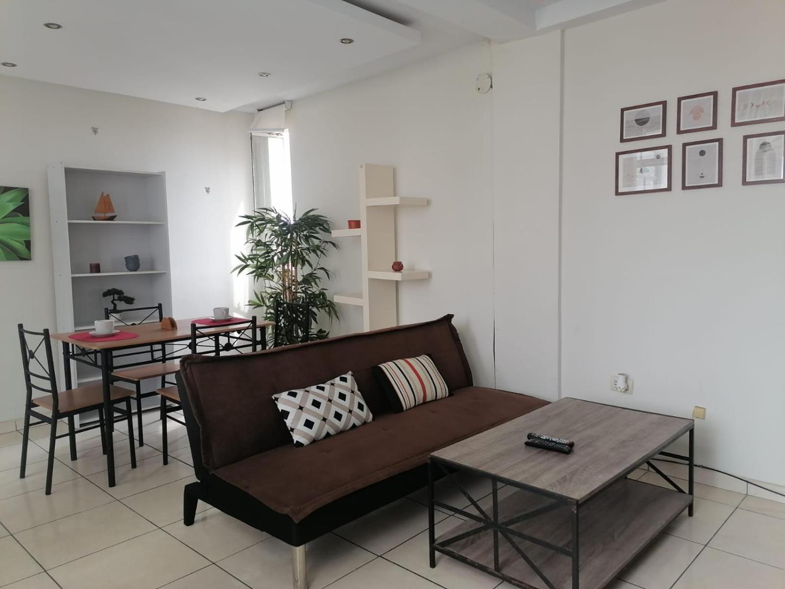 One-Bedroom Apartment photo 1