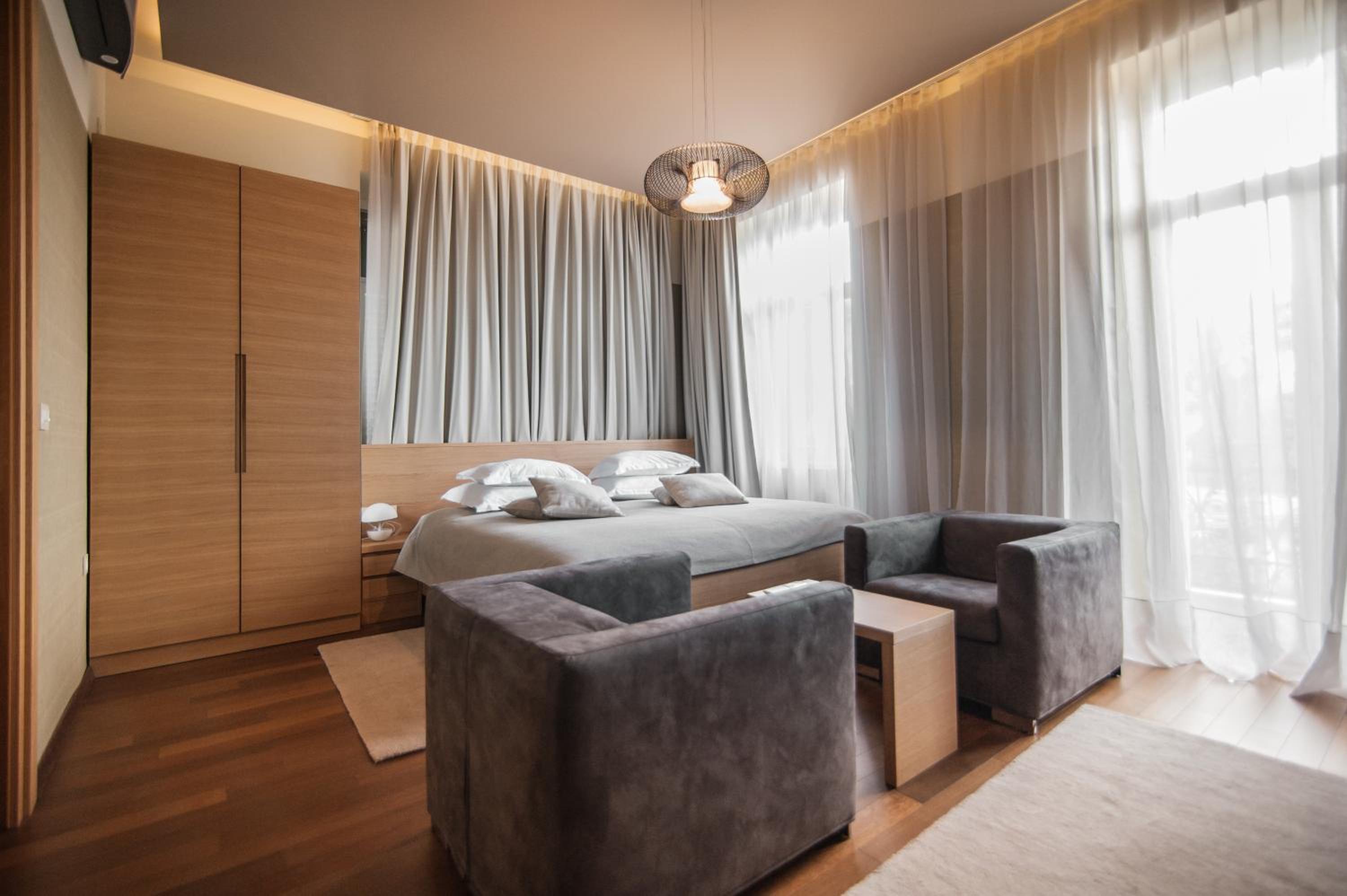 One-Bedroom Apartment - Photo 1