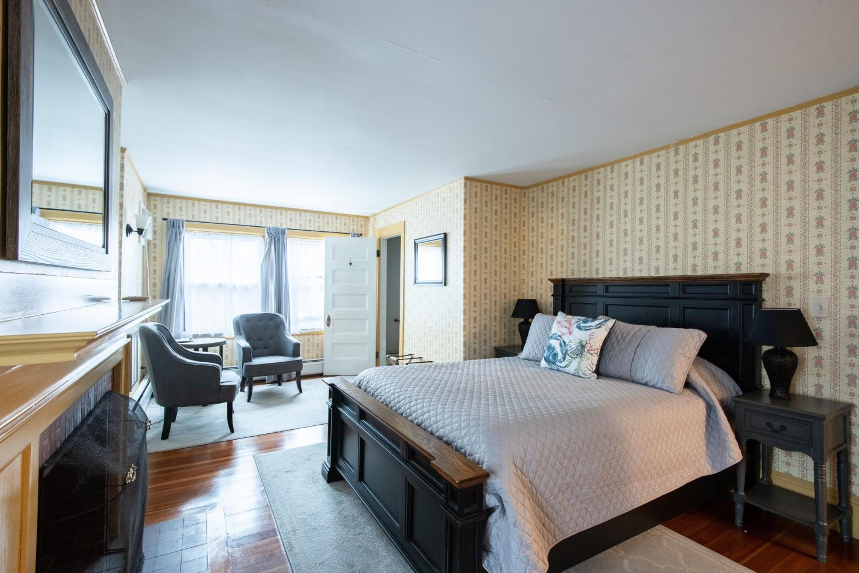 Queen Room photo 2