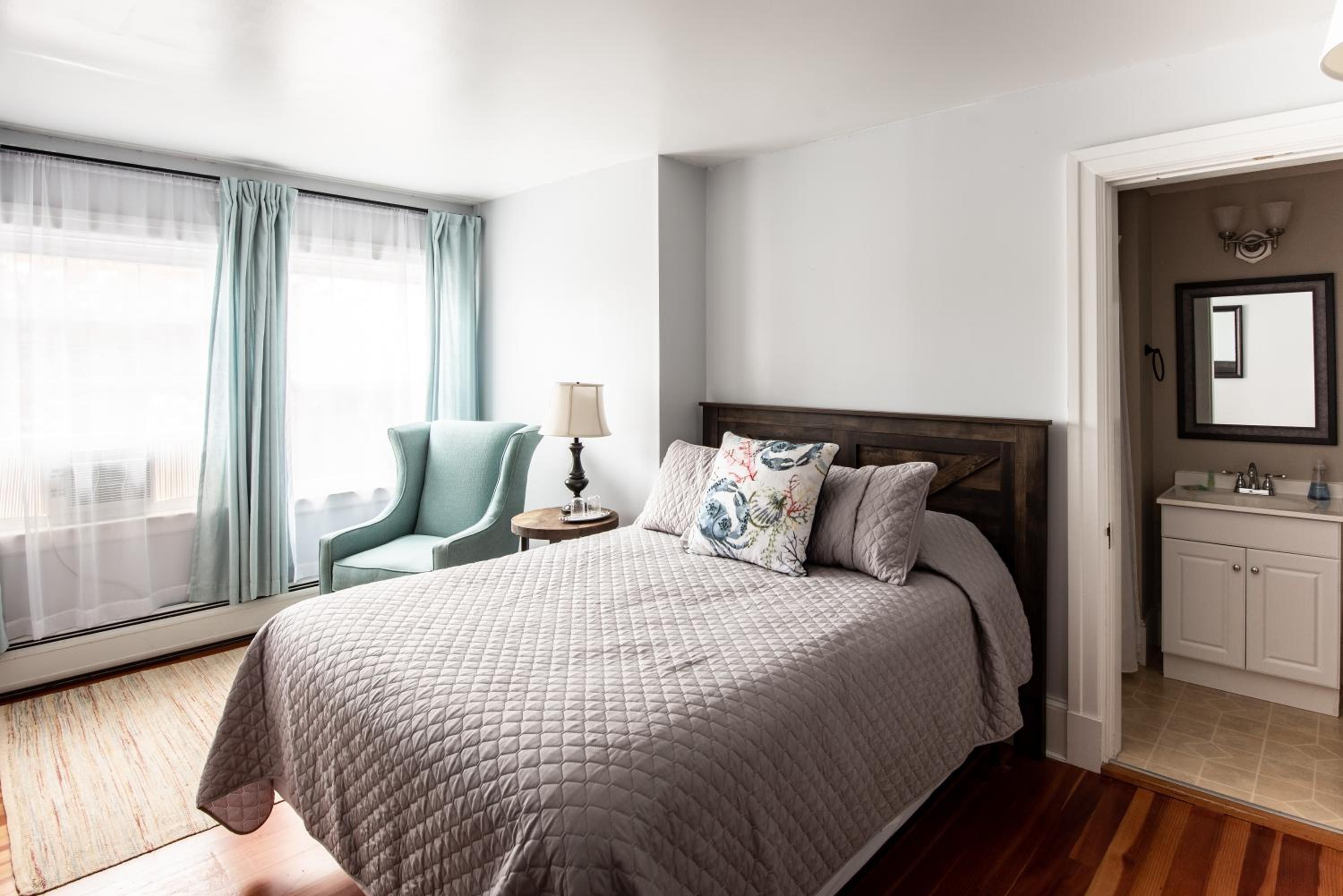 Queen Room photo 1
