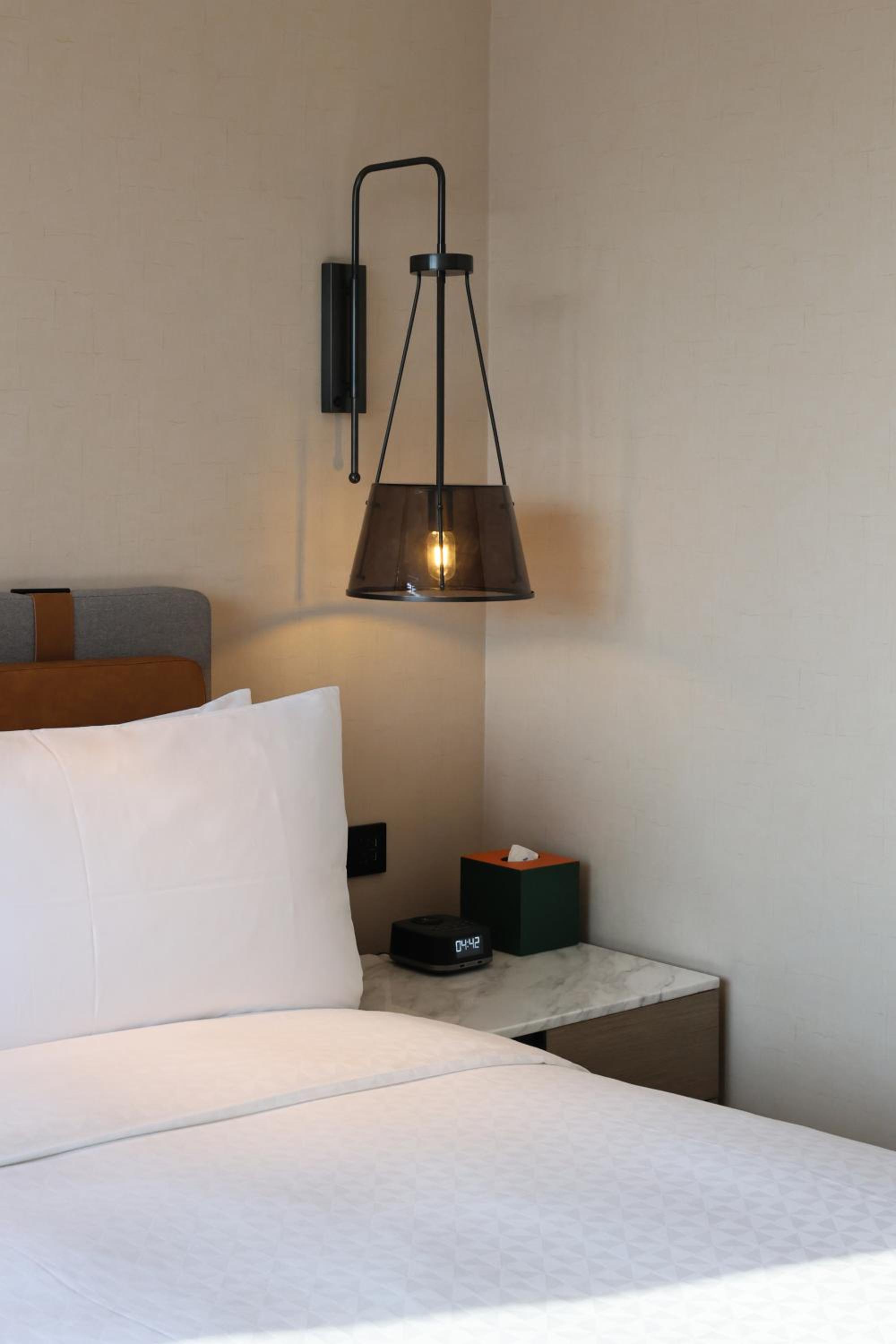 Deluxe King Room with City View - Photo 2