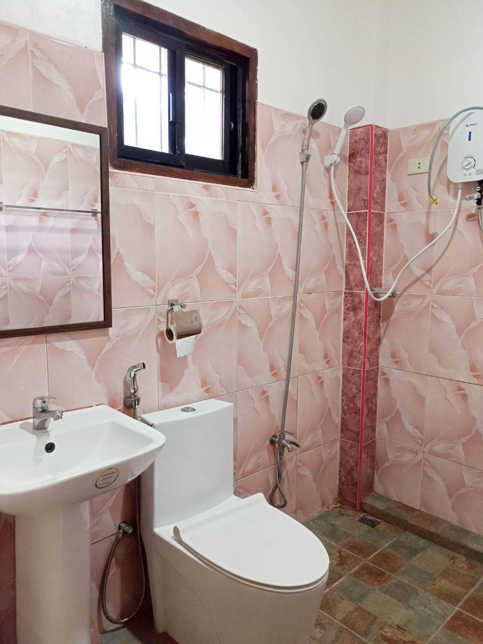 Double Room with Balcony - Photo 8