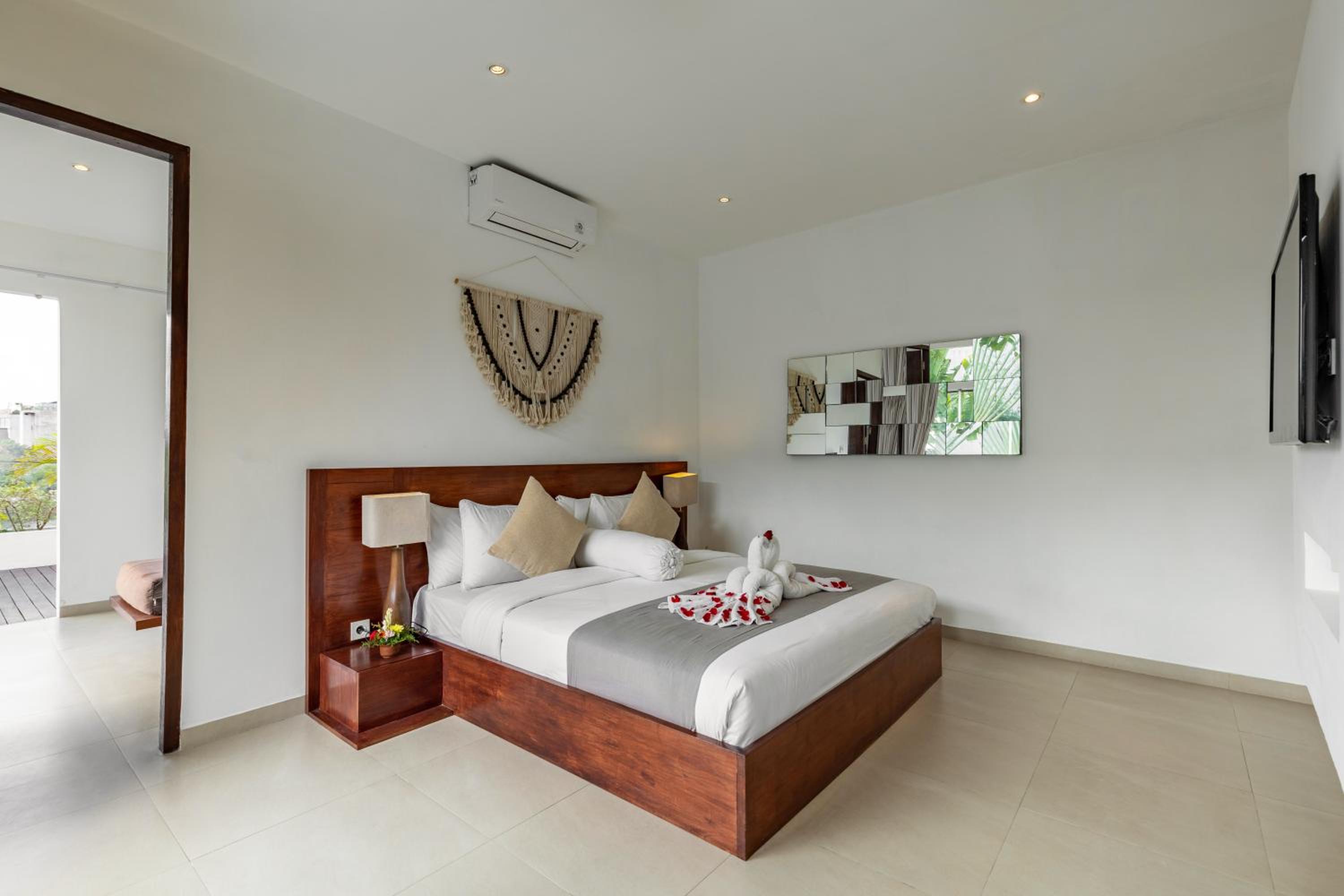 Villa - Photo 1