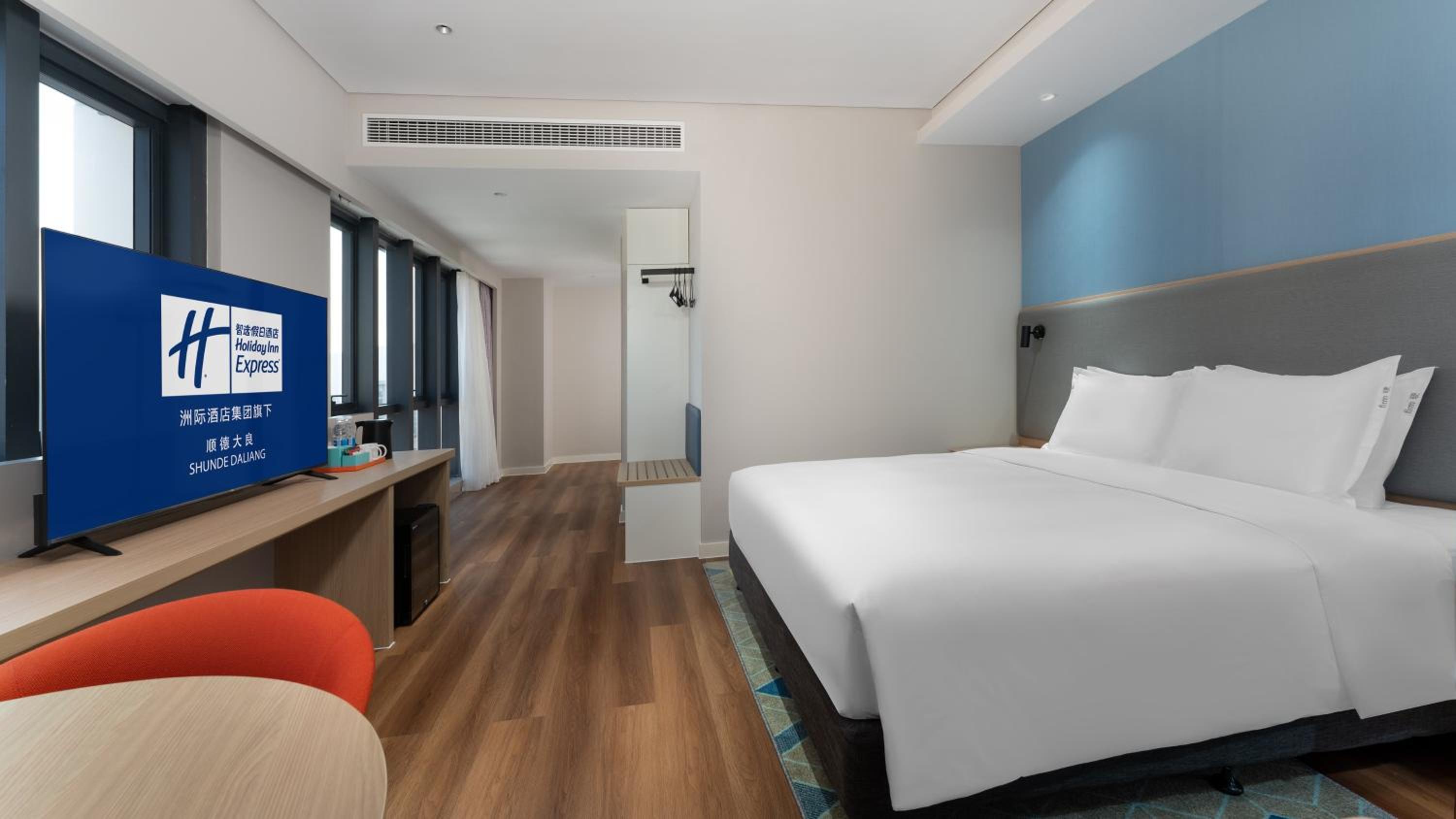 Standard King Room with Extra Floor Space - Photo 4