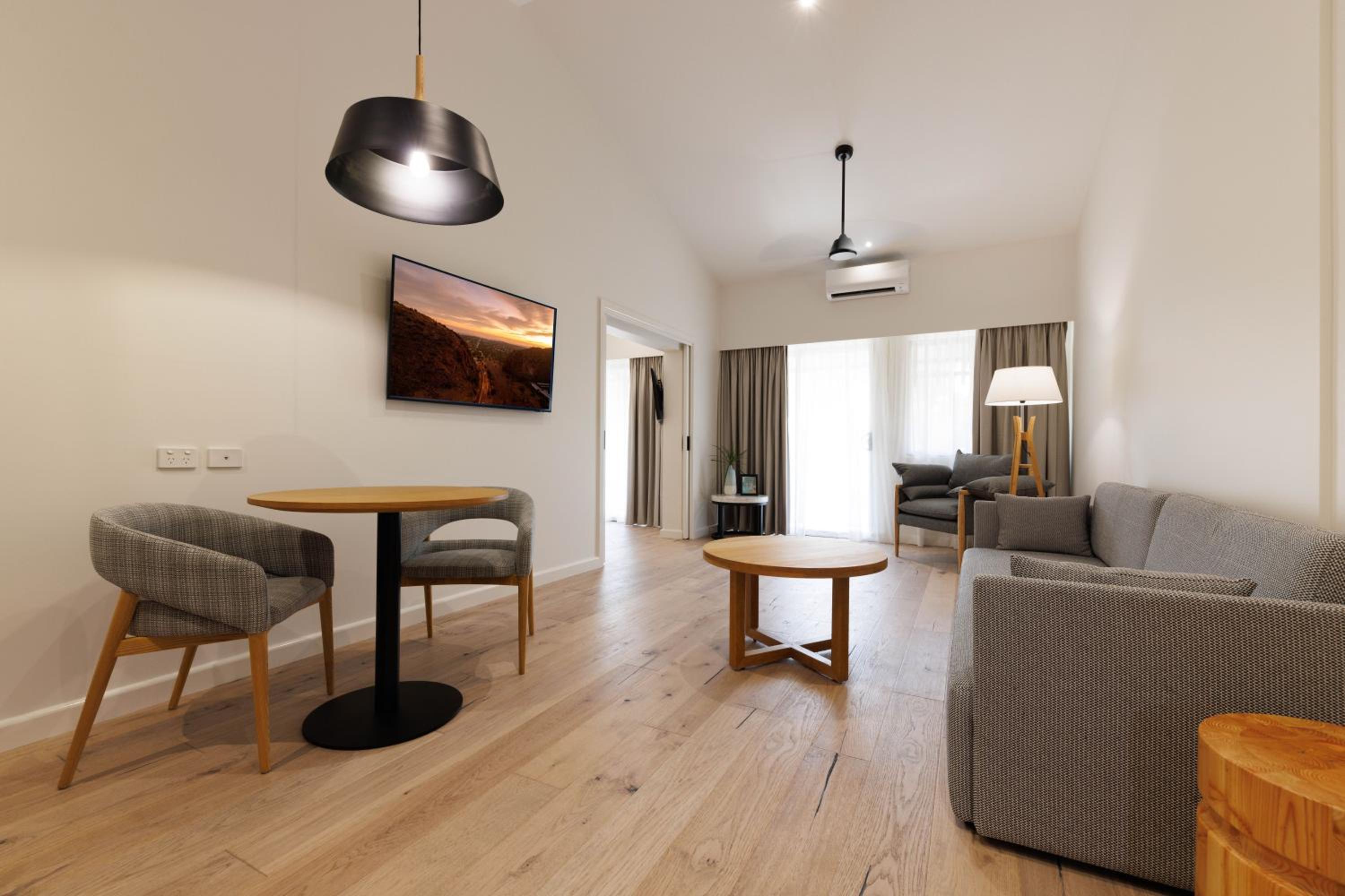 Deluxe King Suite - Photo 3