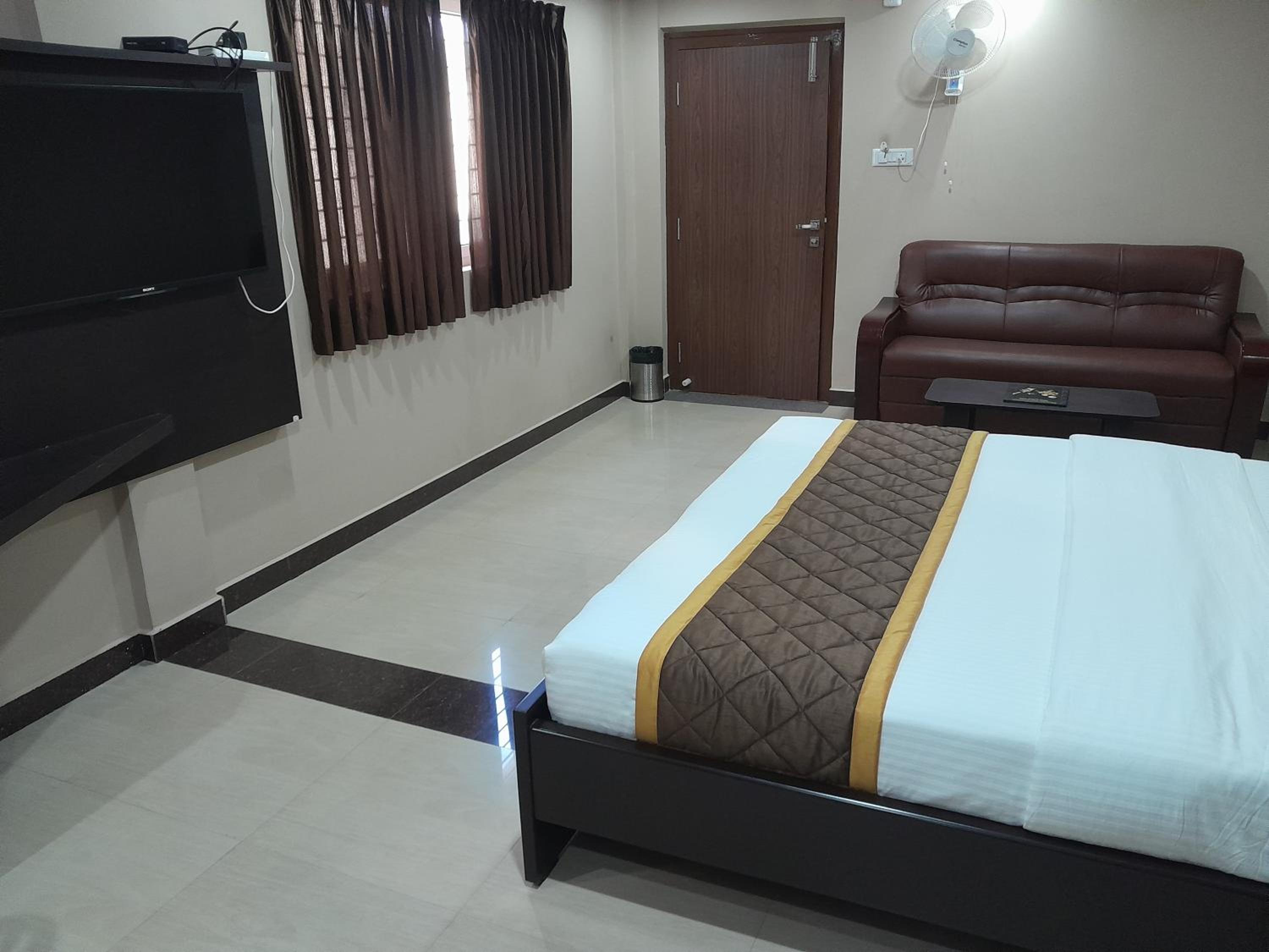 Executive Suite - Photo 20