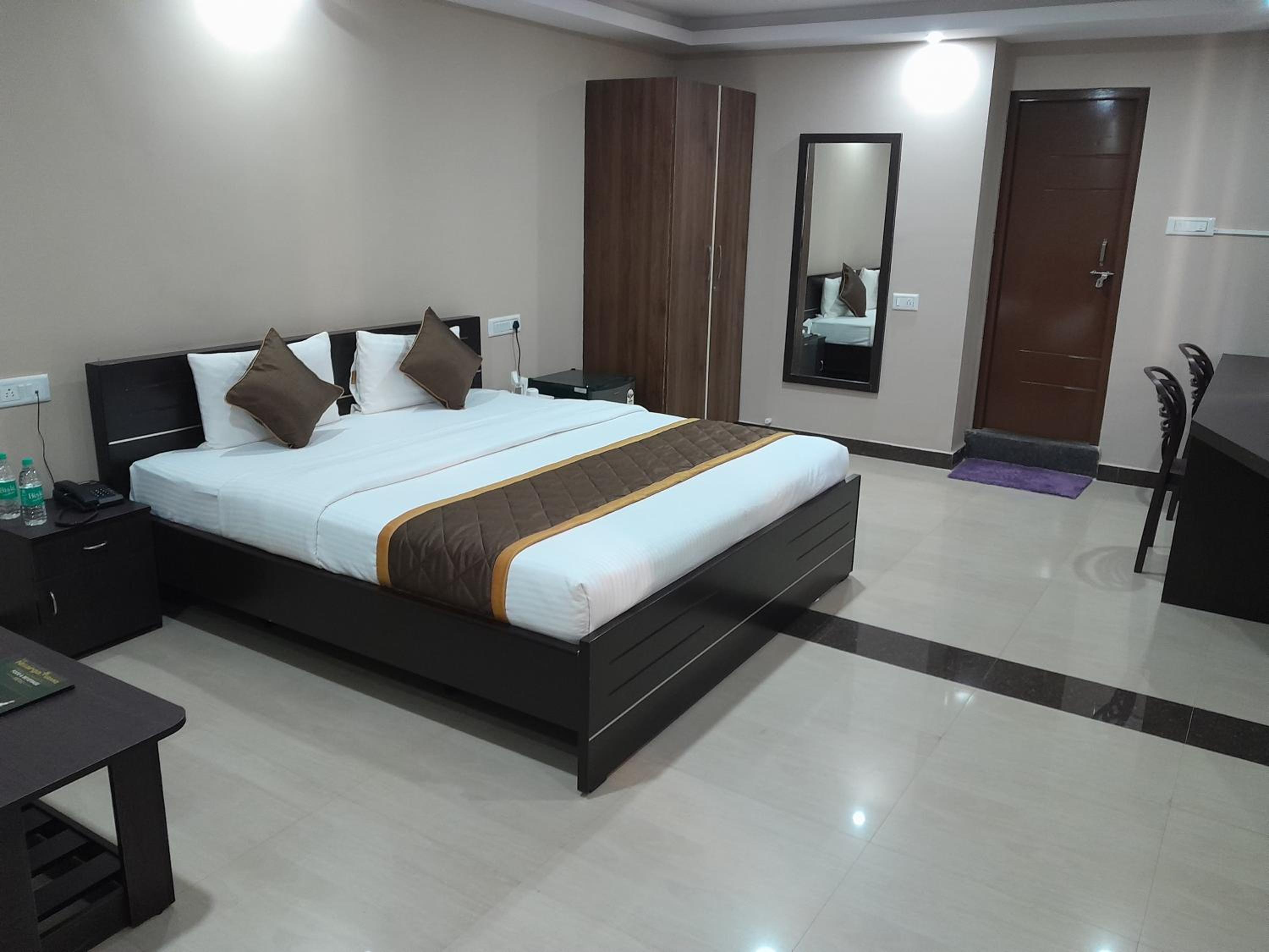 Executive Suite - Photo 19