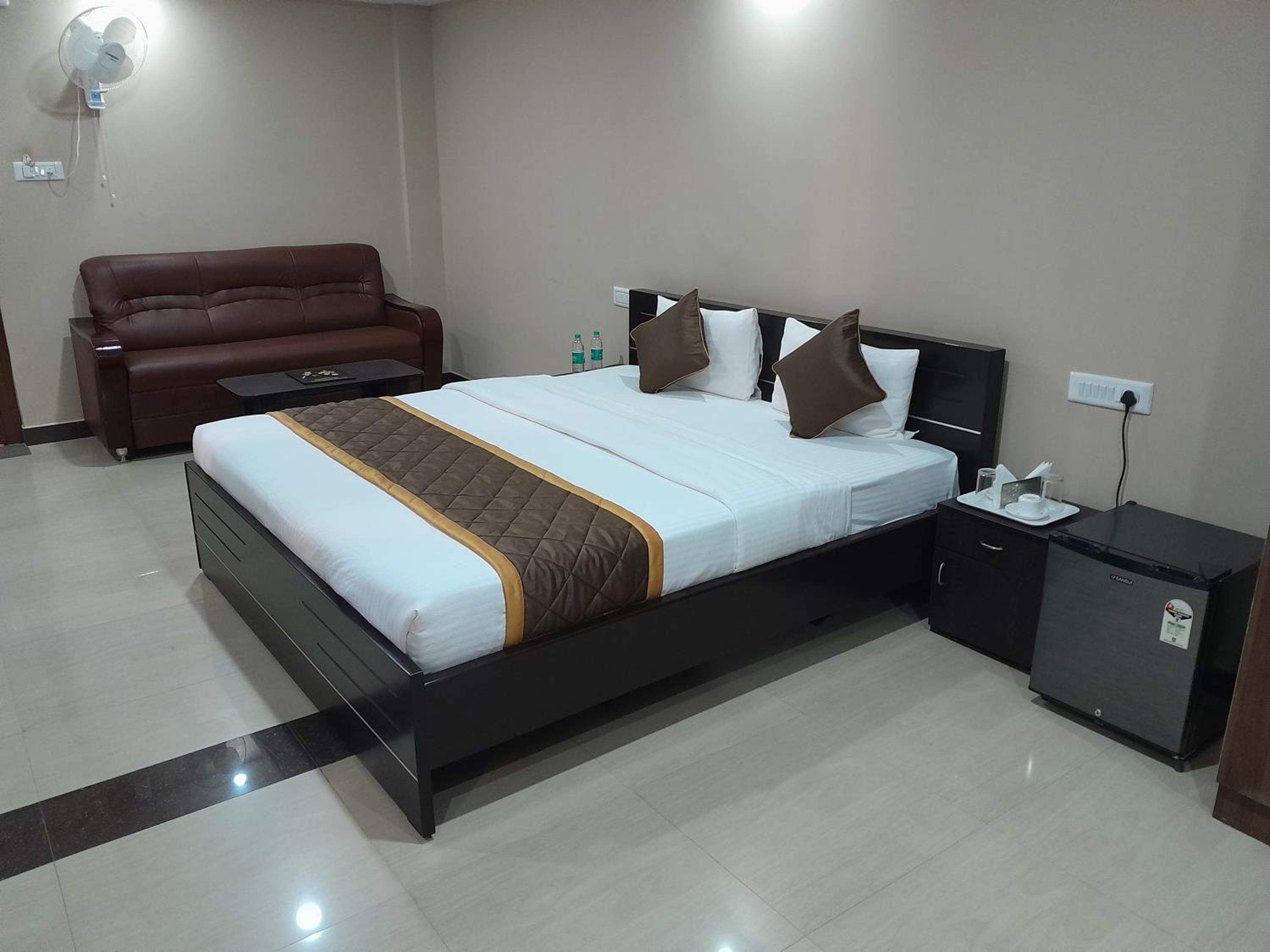 Executive Suite - Photo 18
