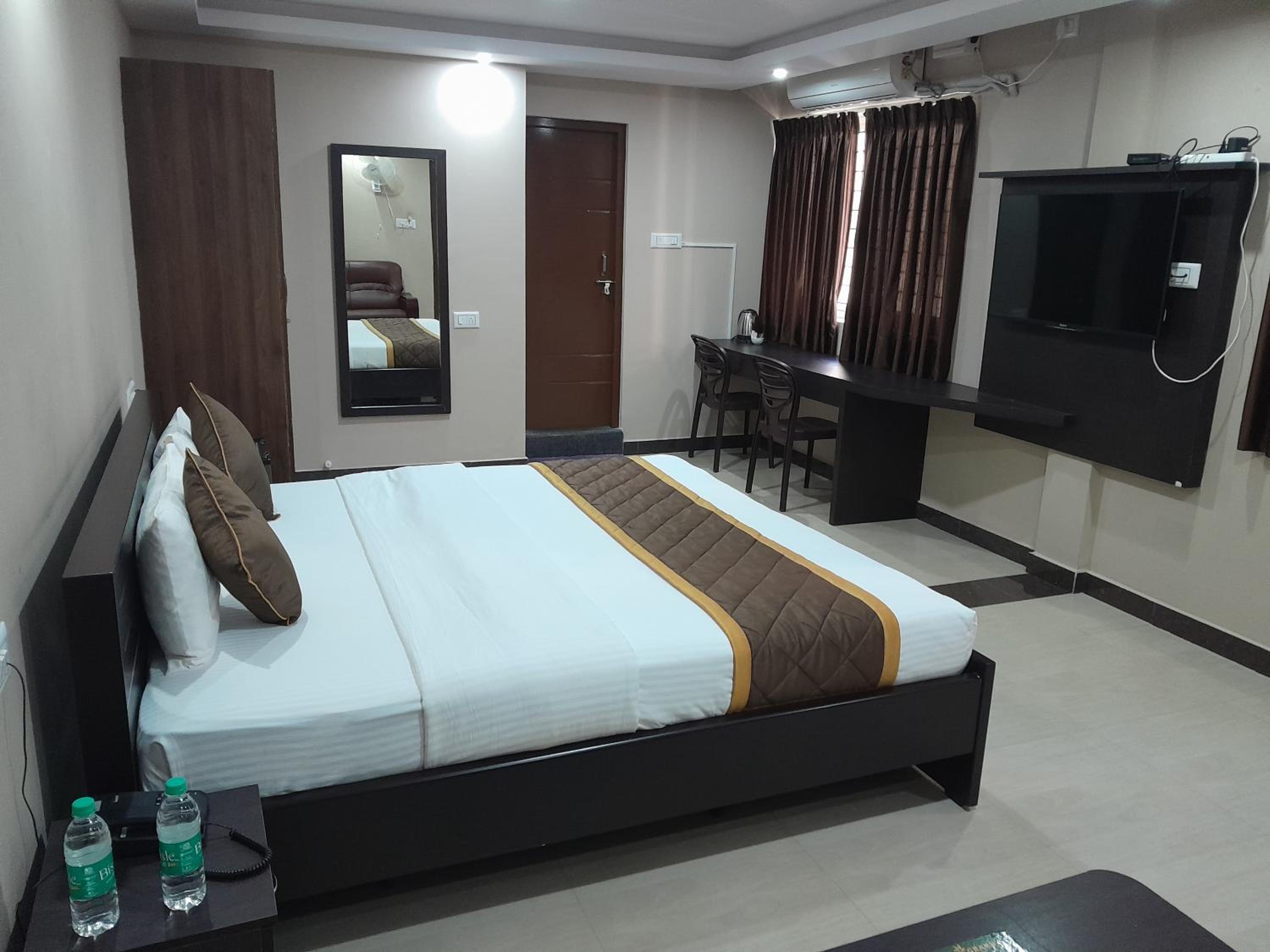 Executive Suite - Photo 25