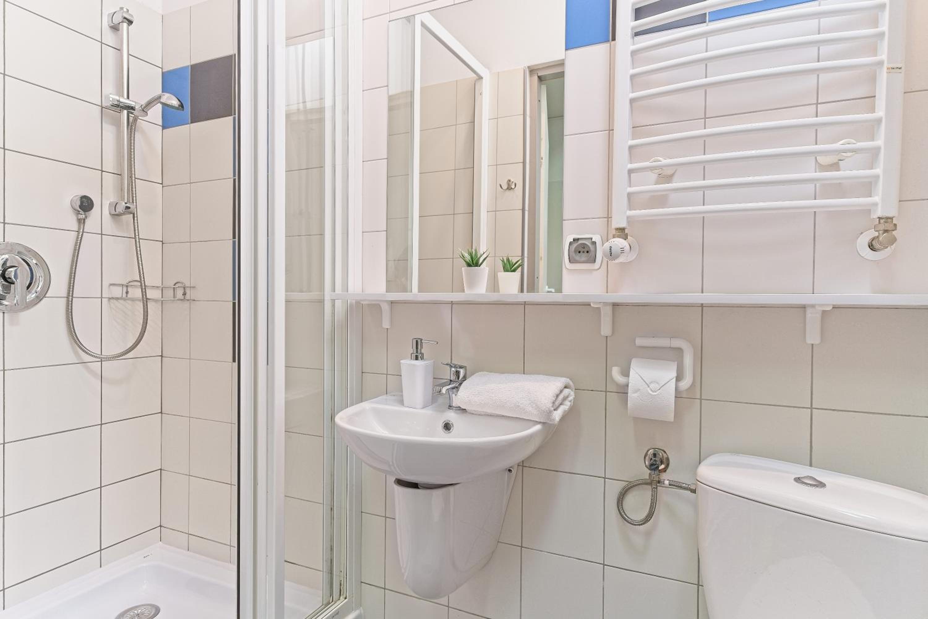Quadruple Room with Private Bathroom photo 3