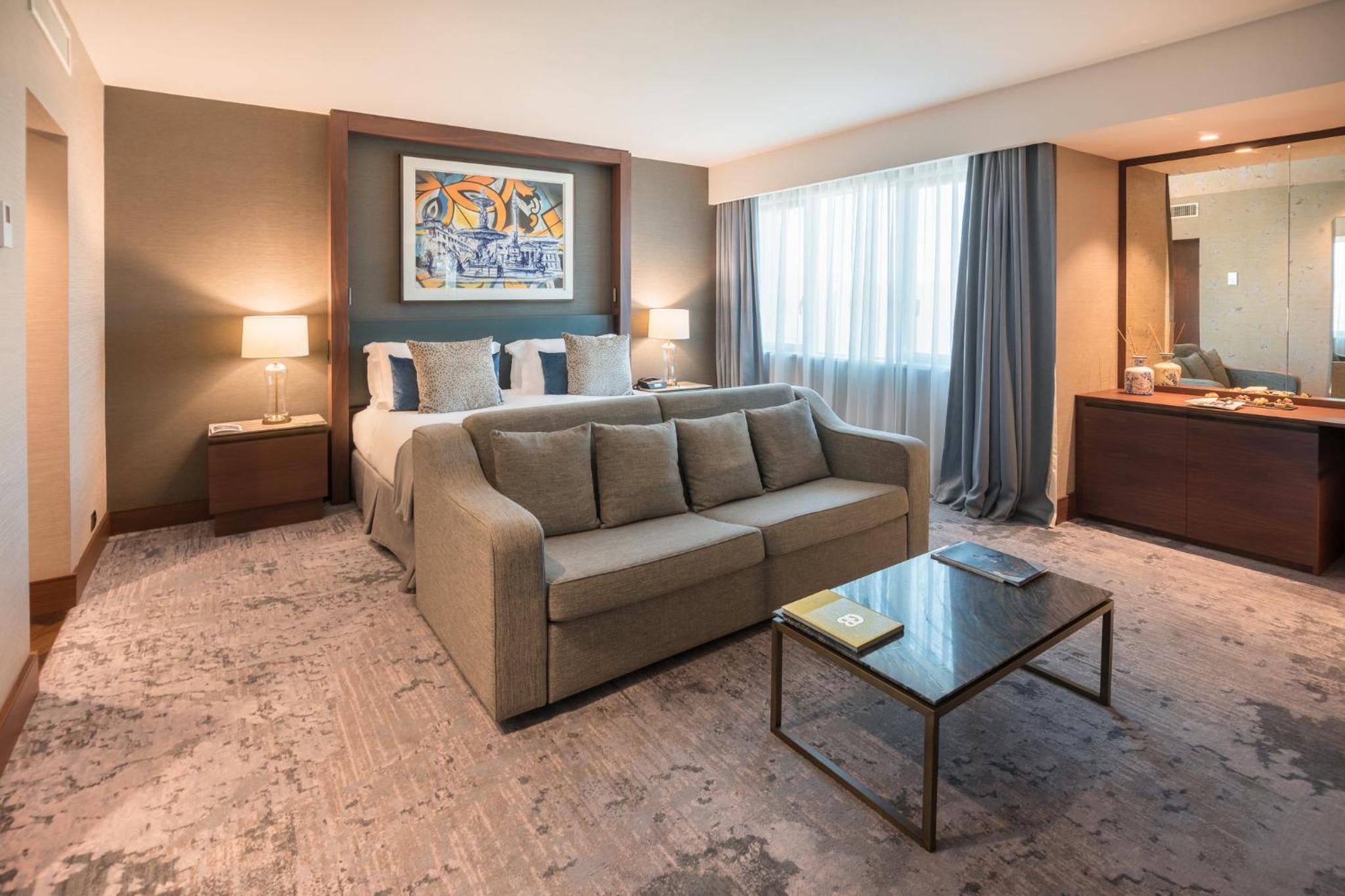 Junior King Suite with Park View thumbnail 5