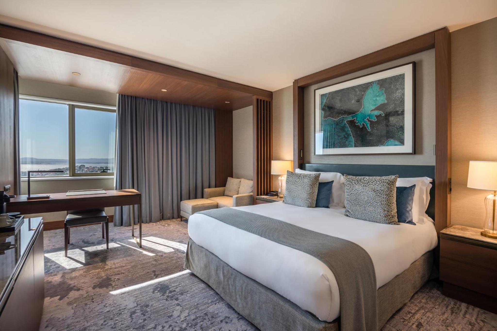 Classic Queen Room with River View - Photo 7