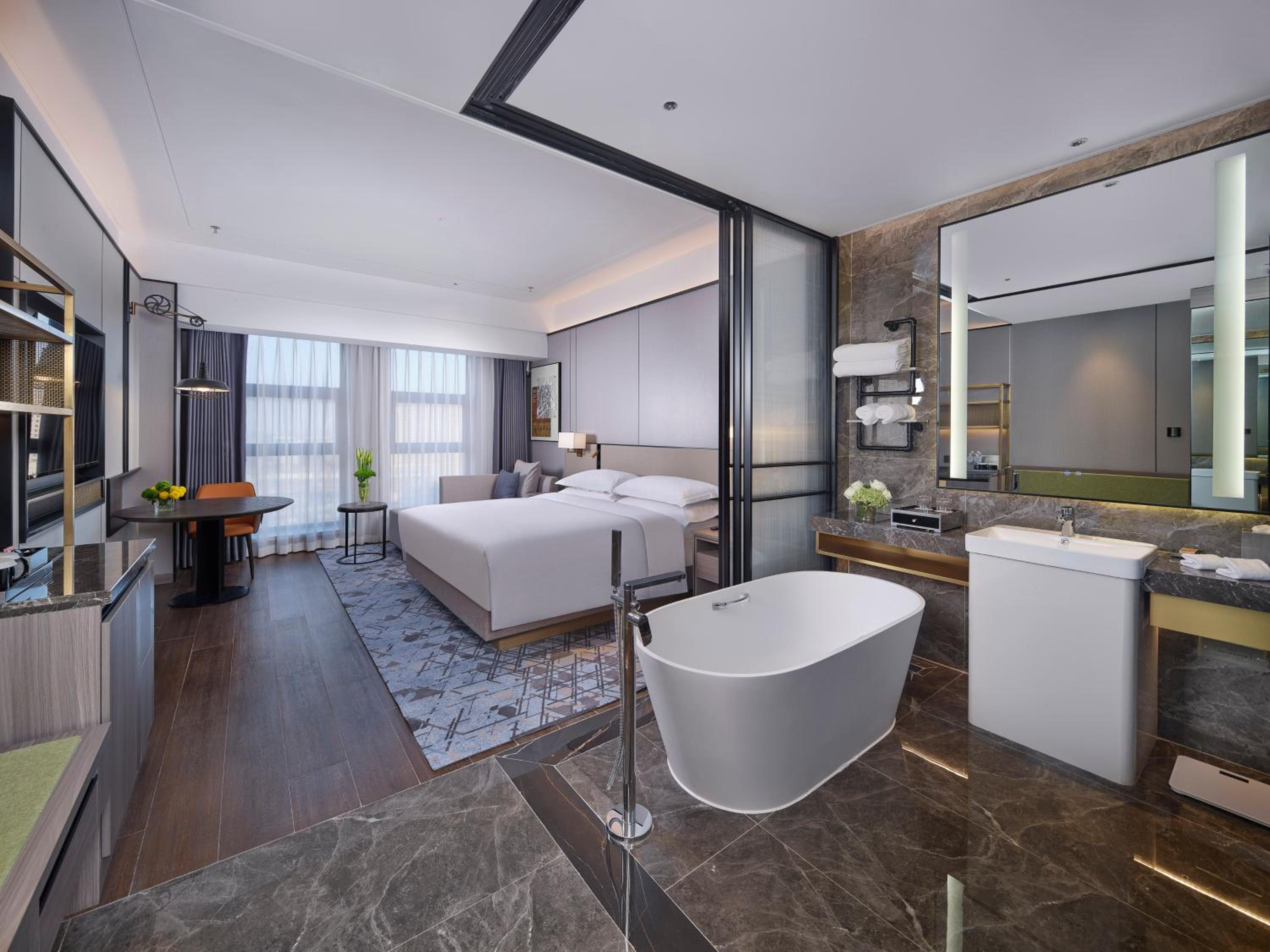 Deluxe King Room - Photo 1