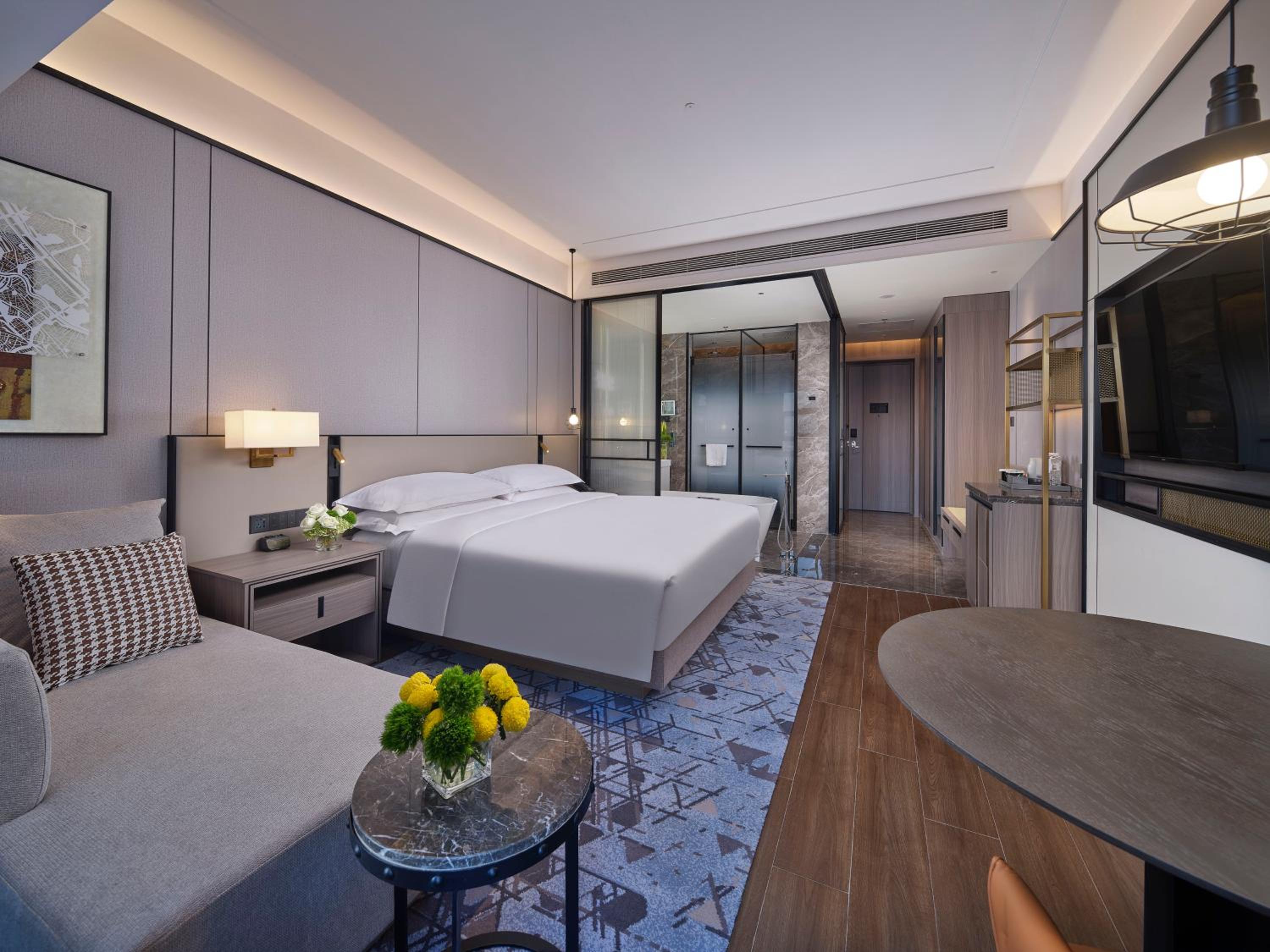 Deluxe King Room - Photo 2