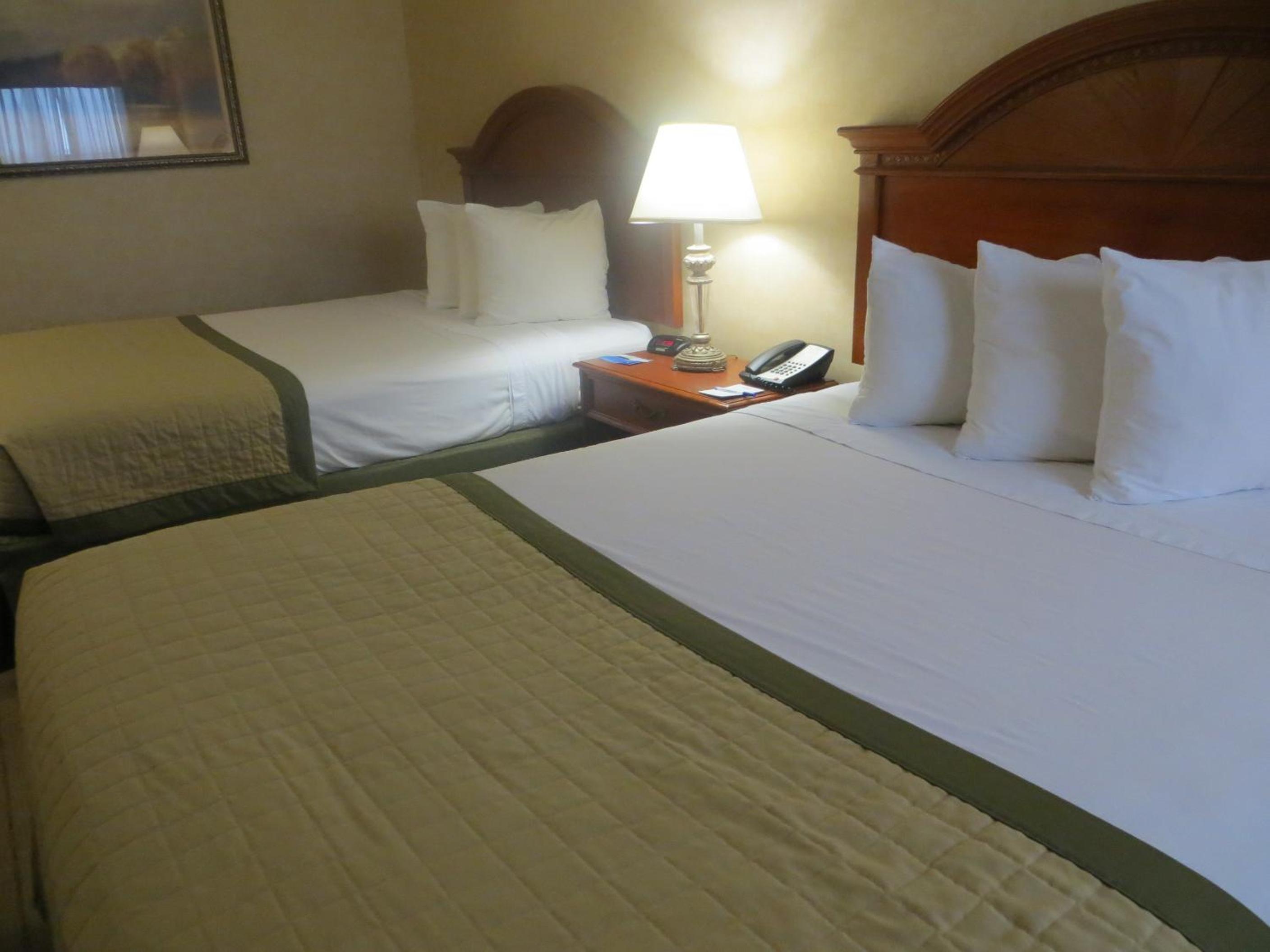 Queen Room with Two Queen Beds - Non-Smoking - Photo 1