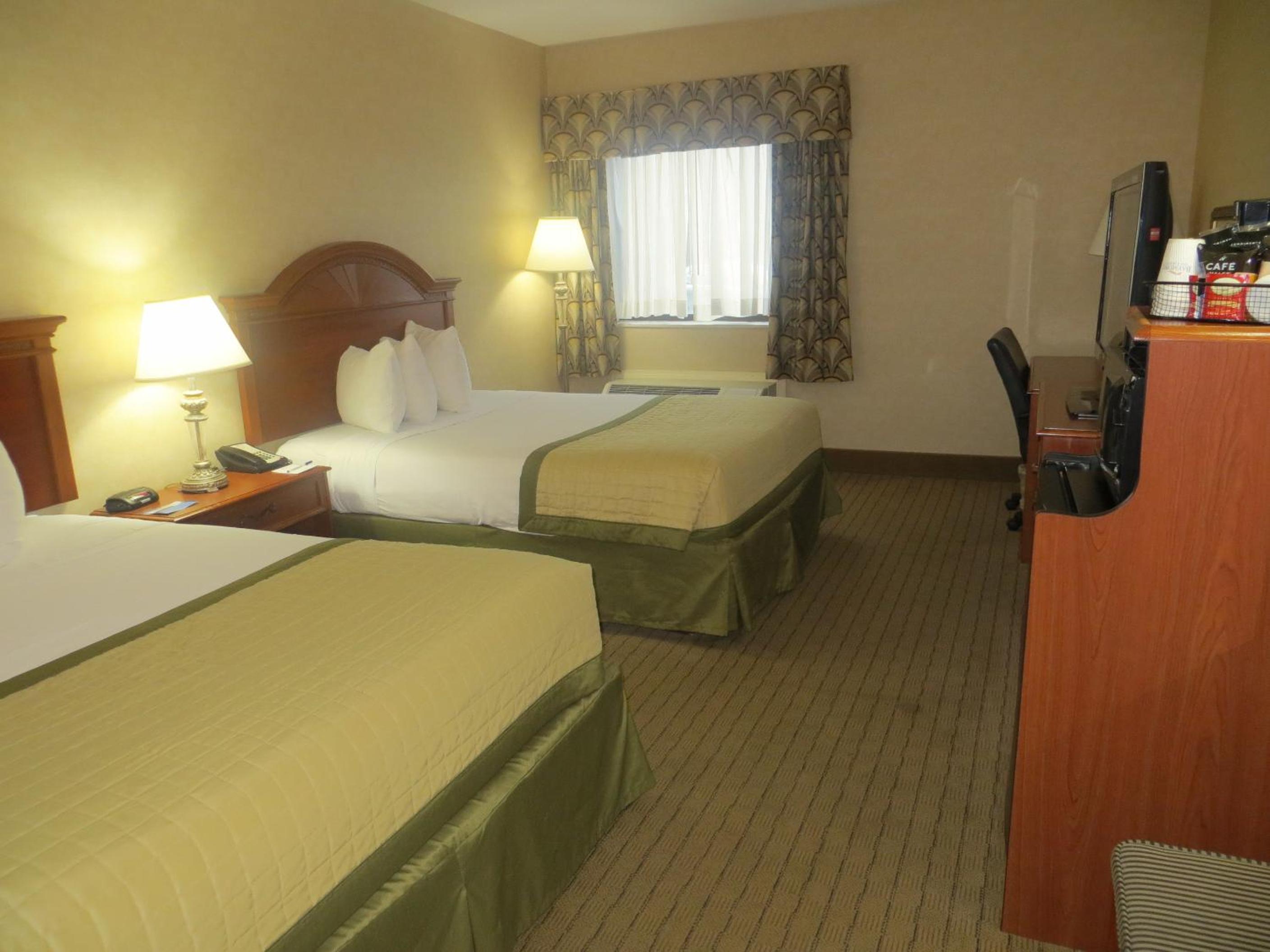 Queen Room with Two Queen Beds - Non-Smoking - Photo 6