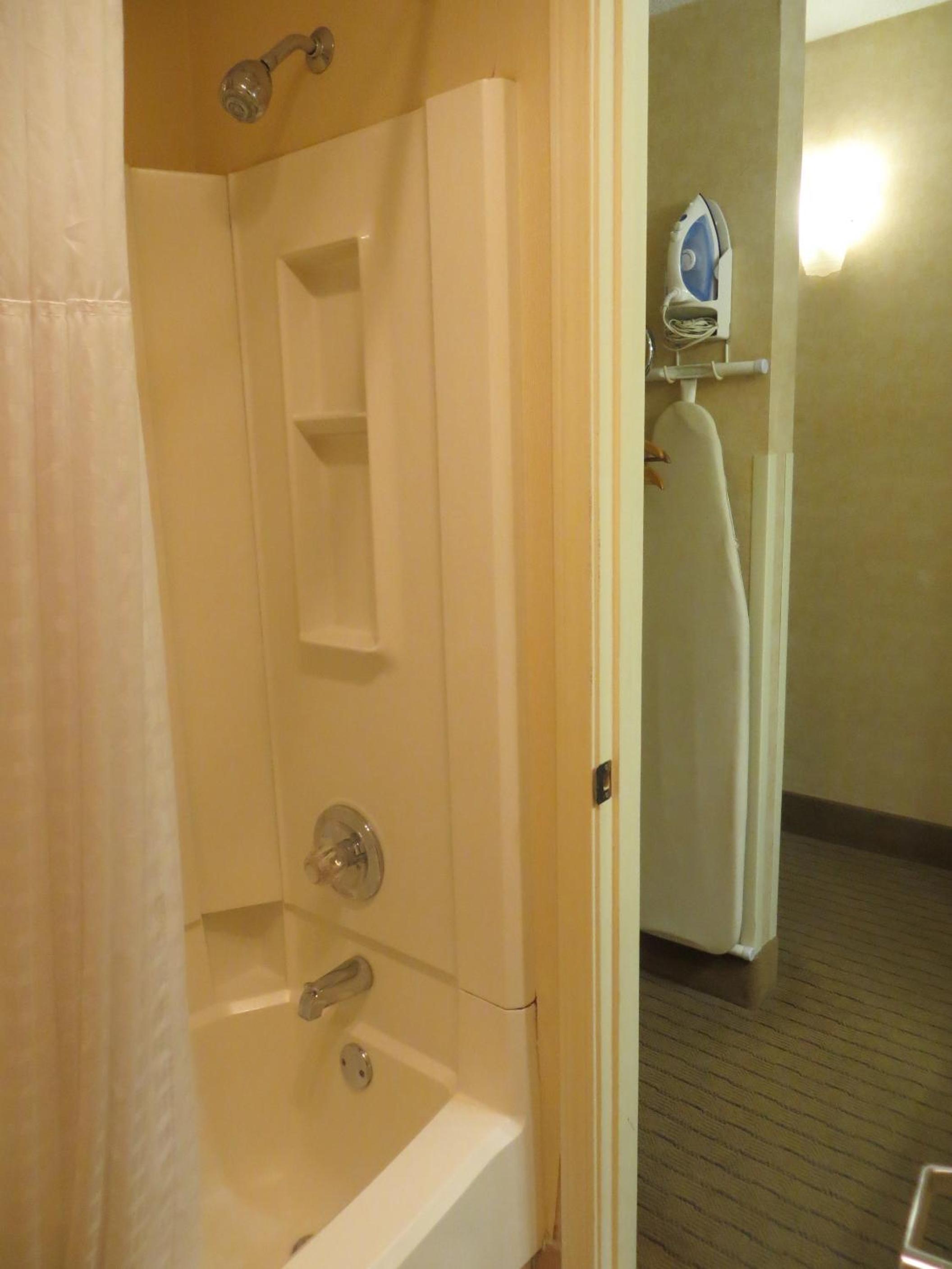 Queen Room with Two Queen Beds - Non-Smoking - Photo 4