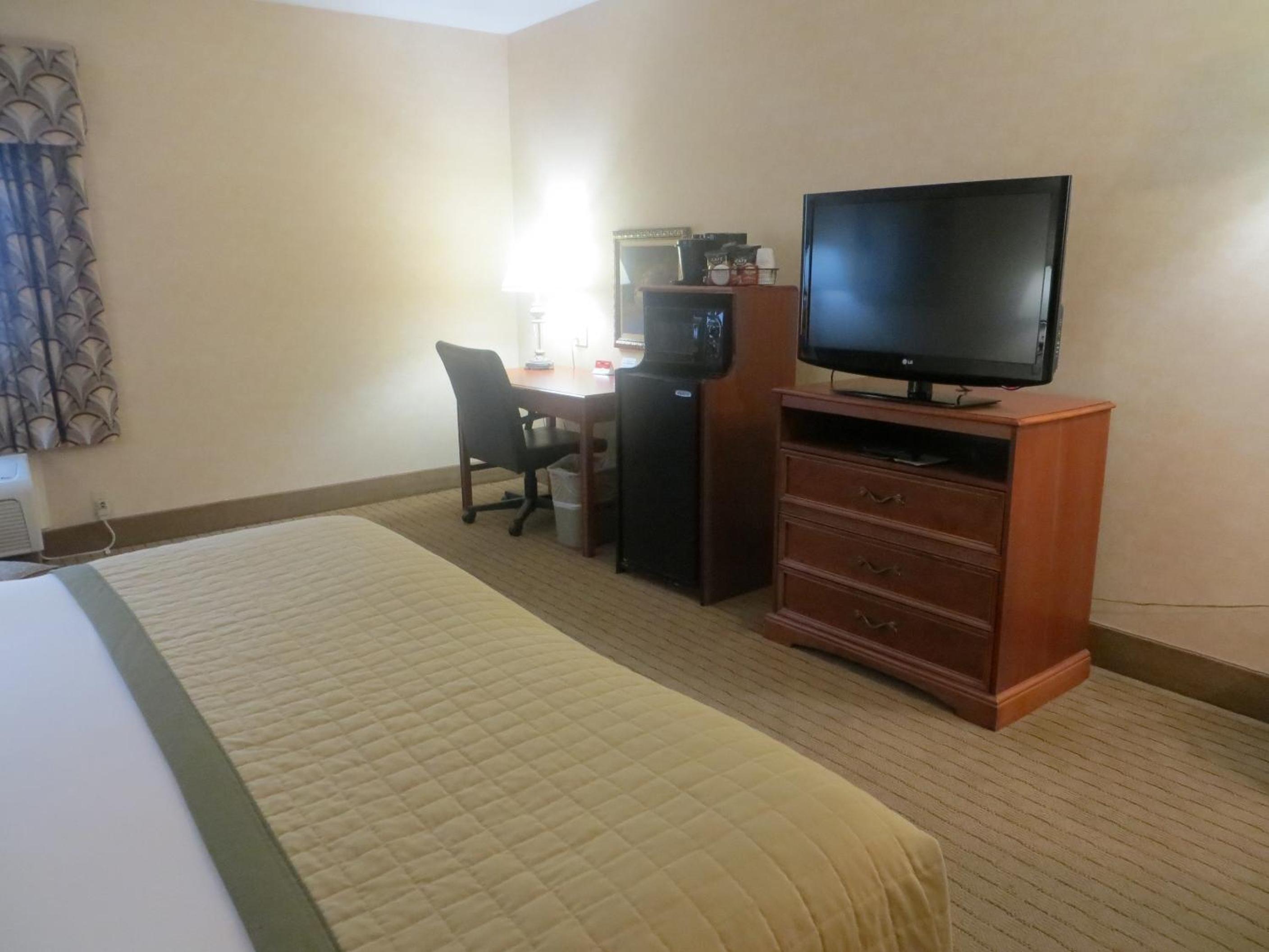 Queen Room with Two Queen Beds - Non-Smoking - Photo 5