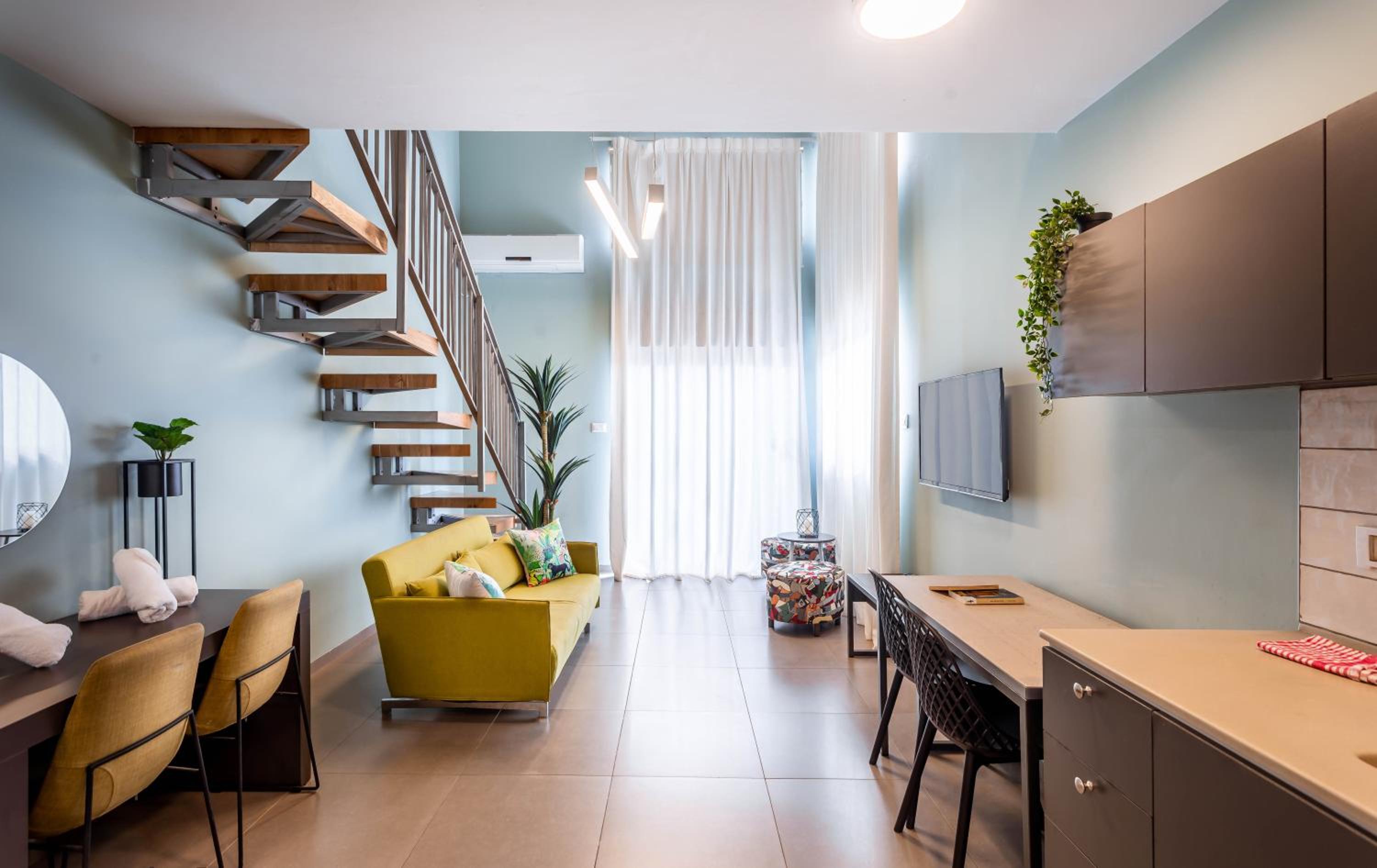 Family Gallery Apartment with Balcony