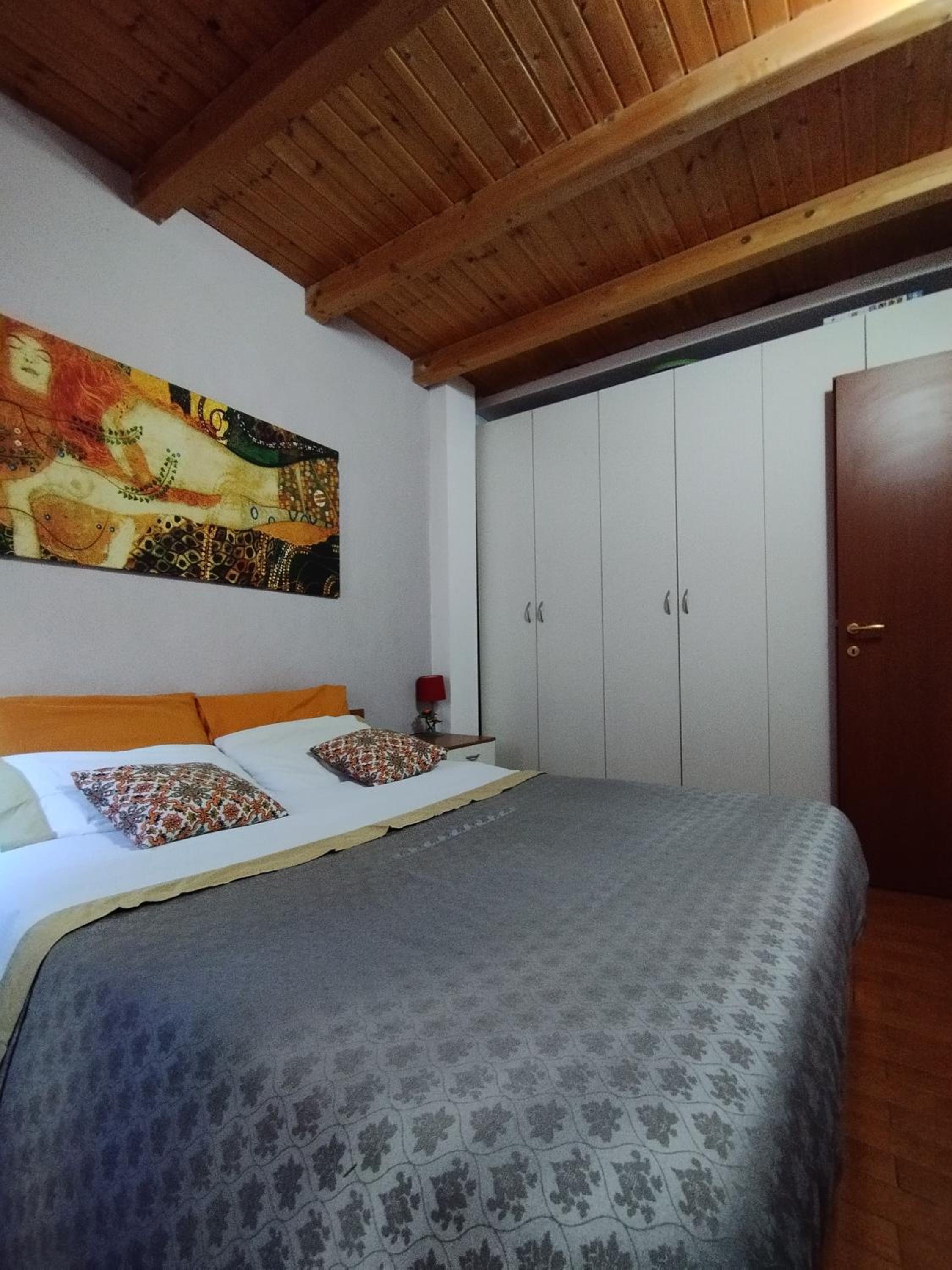 Apartment with Balcony - Photo 4