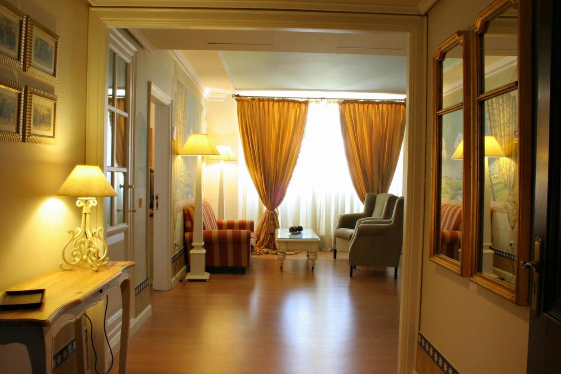 Suite - Photo 3