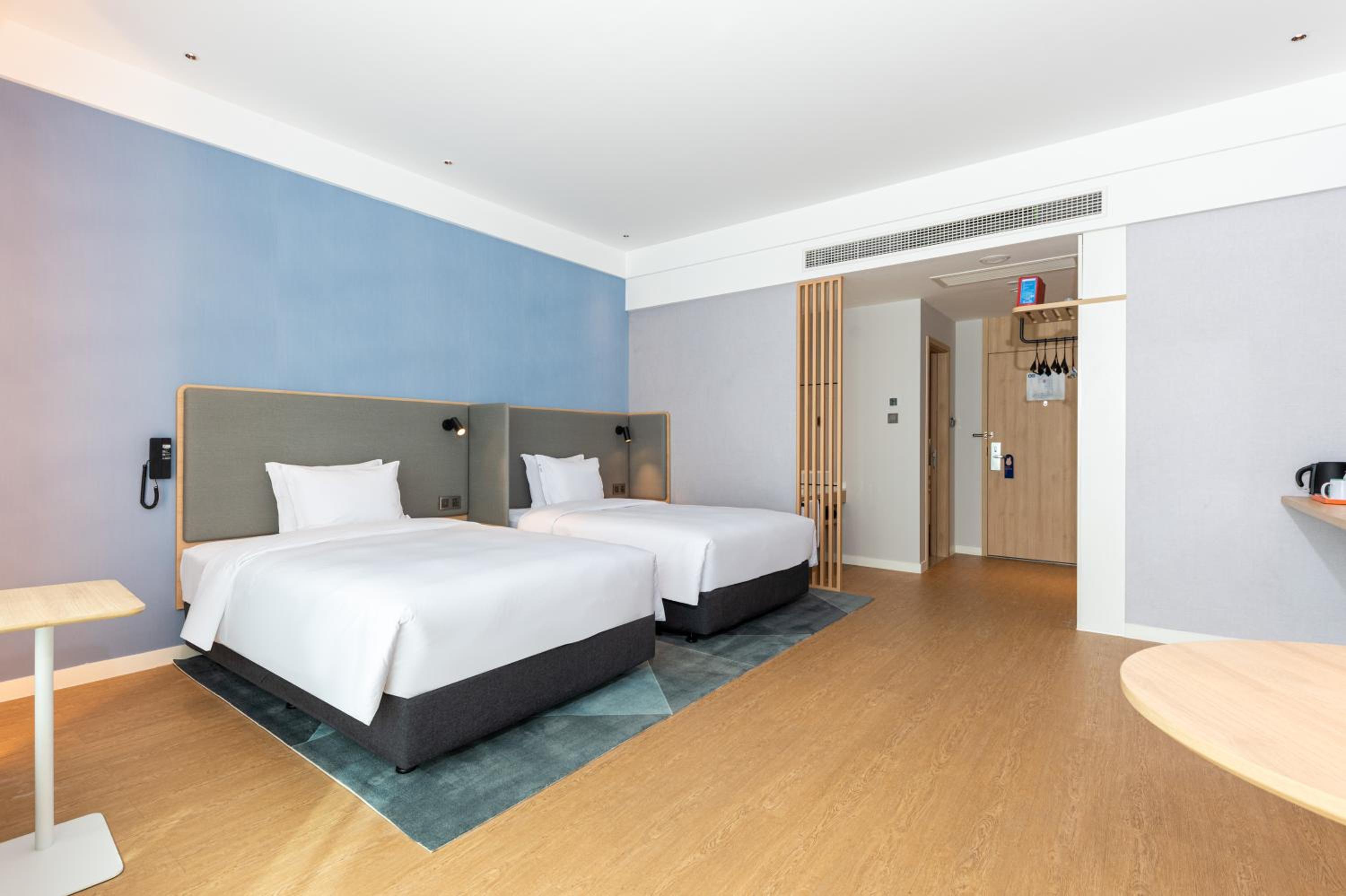 Standard Twin Room with River View - Photo 5